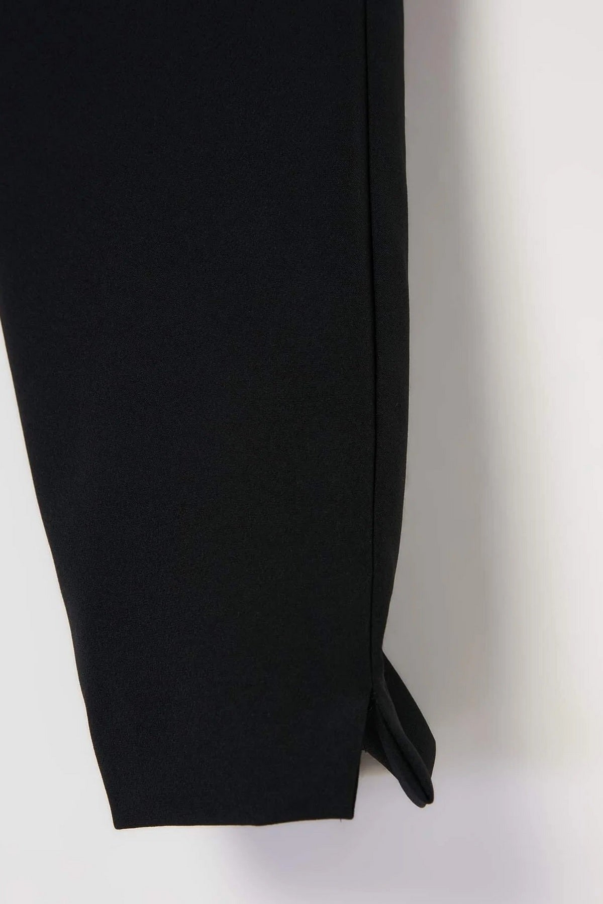 Pantalone TDRSS26PL00067 - crna [djesi-src-857eecc738f44a0712804fc1d6a54d097c8ab222a7b4c0678e4cf44c1f2021f2]