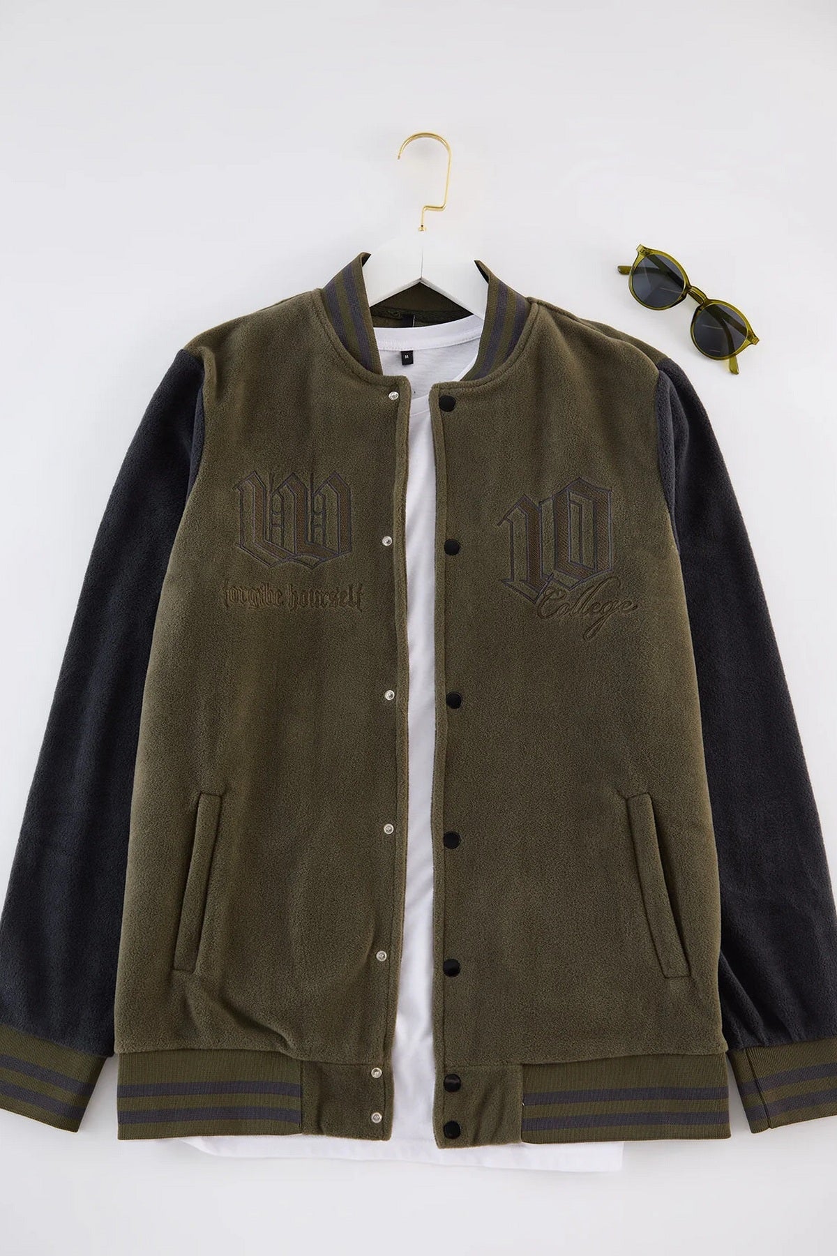 Jakna TMNAW25MO00047 - khaki [djesi-src-f0fb7010652b80c0196edf9bd571008d9ea12613eab965914667dbd01309ddc9]