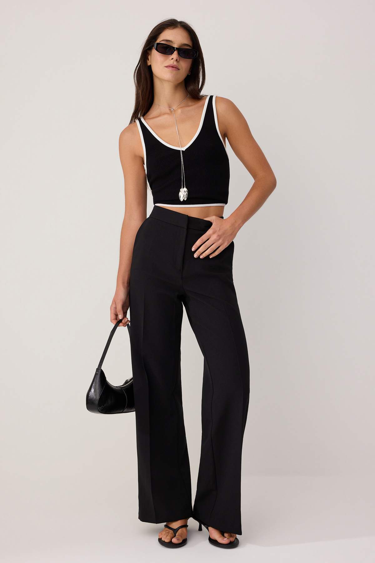 Pantalone TWOSS26PL00057 - crna [djesi-src-311aa912cd21ac111746f3476ae3bd3aab1026e058a364dd978d9f340ebda451]