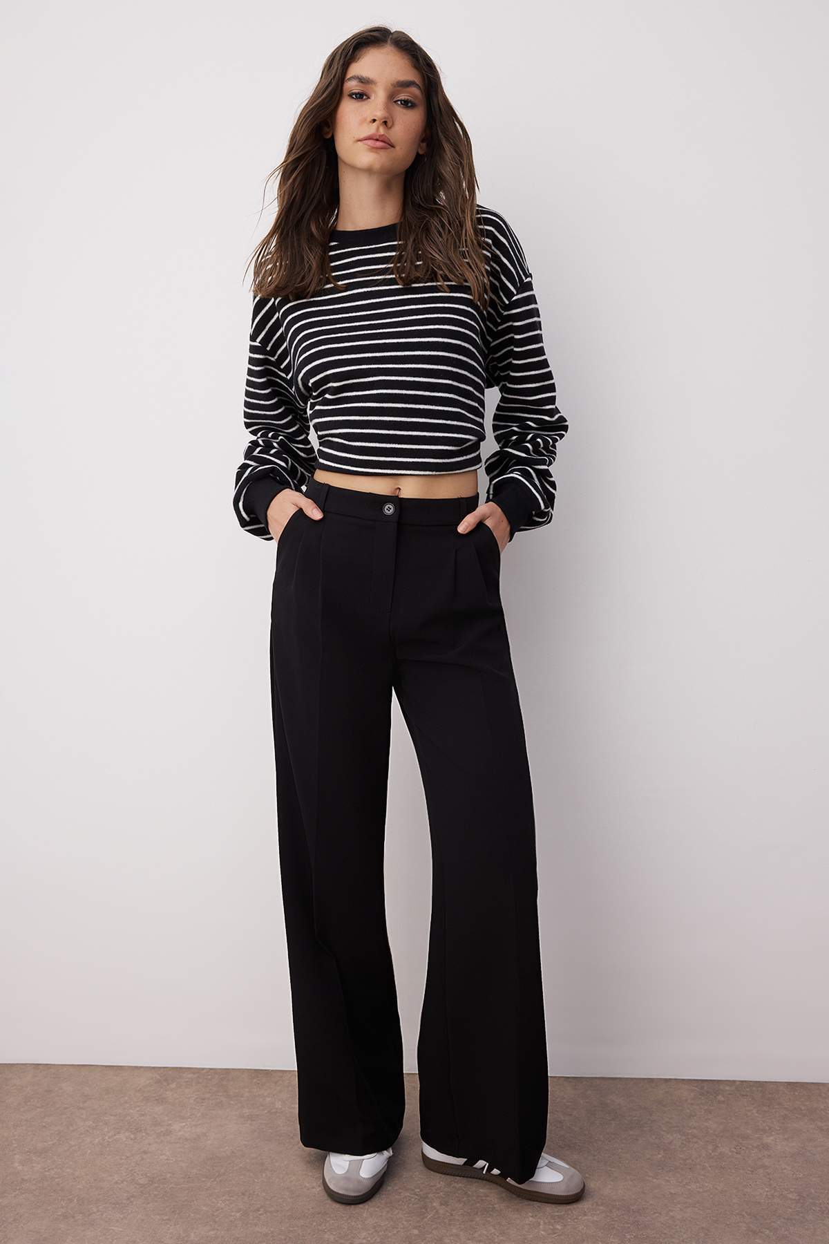 Pantalone TWOAW25PL00109 - crna [djesi-src-2b42046da29beb14f457dbf8eedd52ab766977a2f6c0fb42680b1a74a610795c]