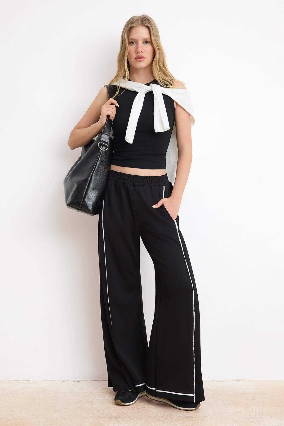 Pantalone TWOSS26PL00138 - crna [djesi-src-7eee3ffc78b91af12c4aa11f0cffe46aa8c9801daa5155b33c821eff53686a56]