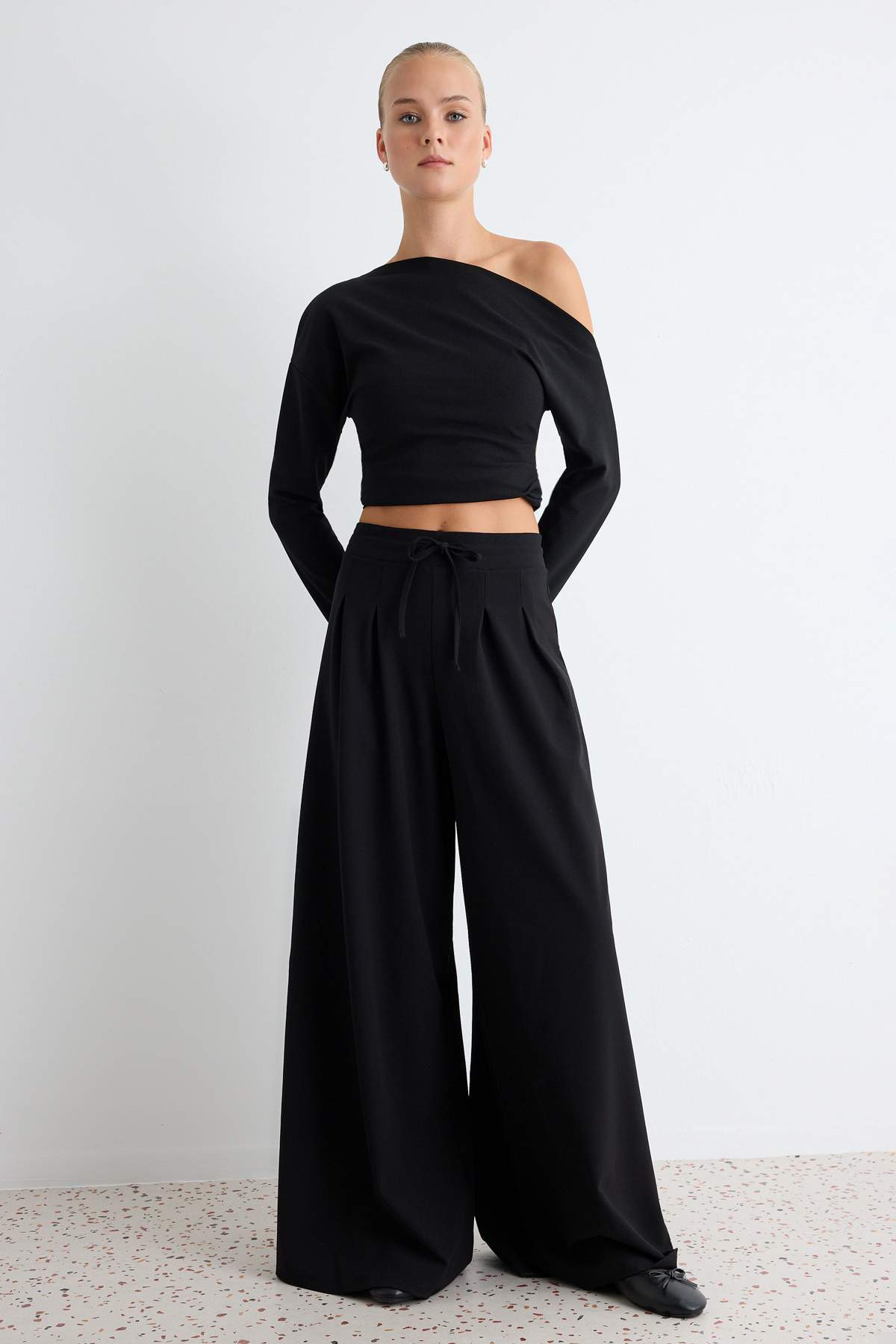 Pantalone TWOAW27PL00042 - crna [djesi-src-c46f0a3a7e239e9f9987509869ea509b371047fdfc430b13c4def23a8e7b63e8]