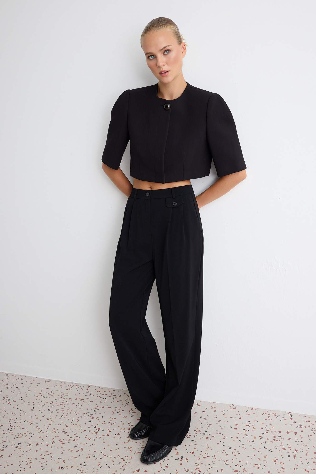 Pantalone TWOSS26PL00054 - crna [djesi-src-987d7aa611d1866aa3369605aa2b814718f19e211f47846db2a37197dd3e6618]