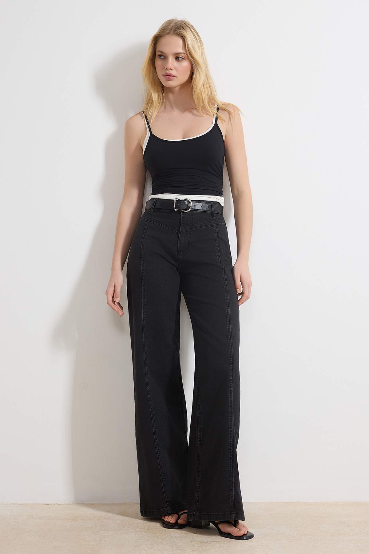 Farmerke TWOSS26JE00024 - crna