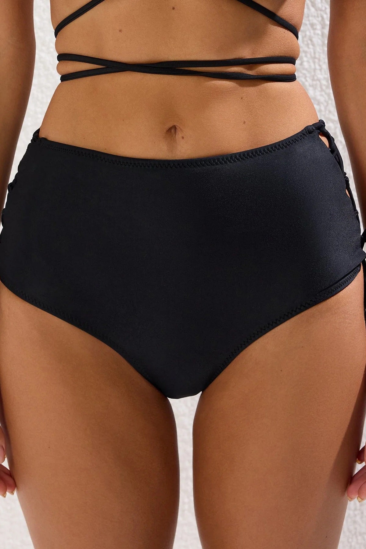 Donji dio bikinija TBESS25BA00034 - crna [djesi-src-af45a397b7b937149951c59a8b9ce87ec2b3a86e04b3f6232fcb1b05cd671660]