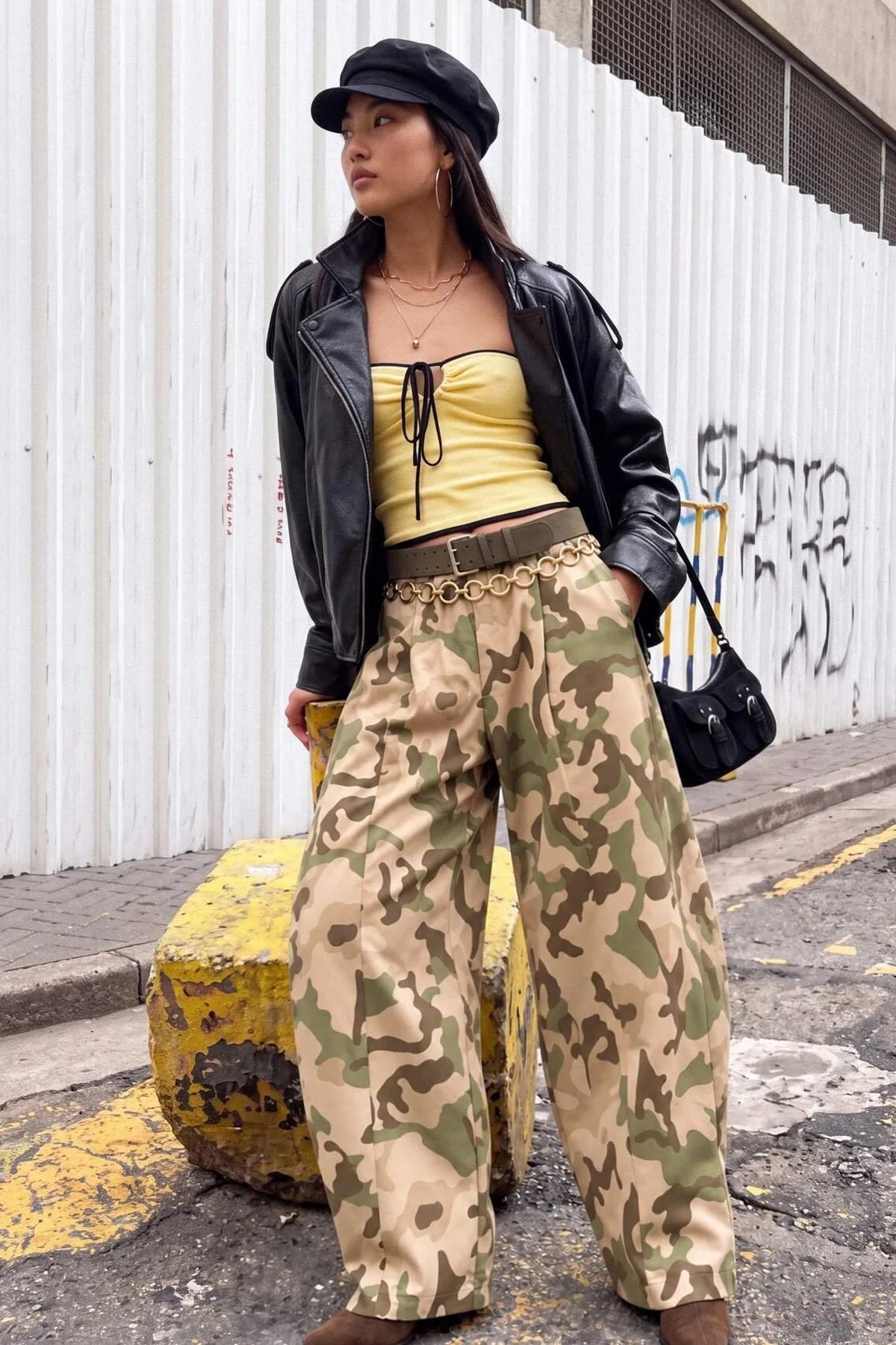 Donji dio trenerke TWOAW27EA00033 - khaki [djesi-src-84f2d7285ca1ce9775b980282f4d2fa1a6f2d0dbecb5db19a69c2d737b1c0330]