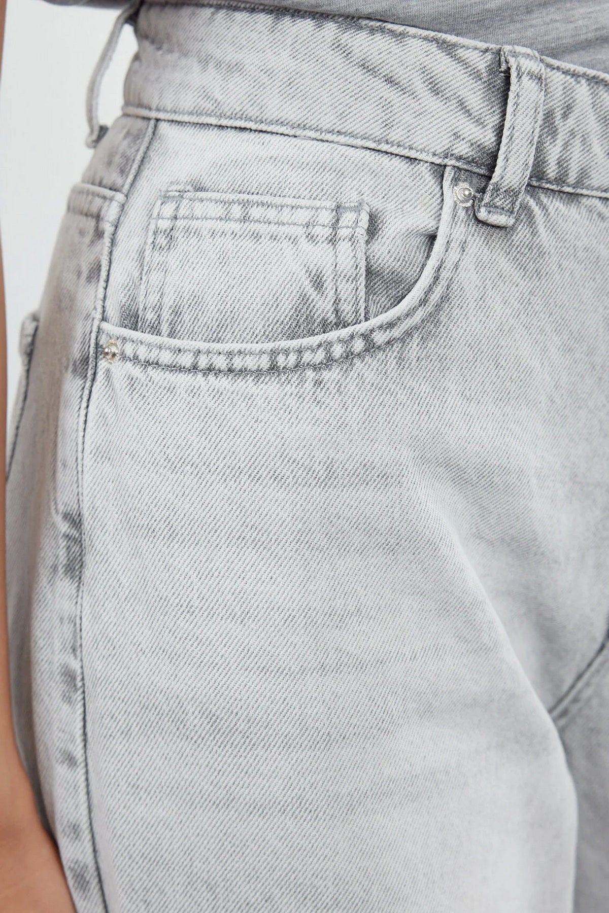 Jeans TWOAW25JE00102 - siva [djesi-src-d8901793a006a02348f78981ddd2d835a2b42bc92003f20e4e12d3328002a004]