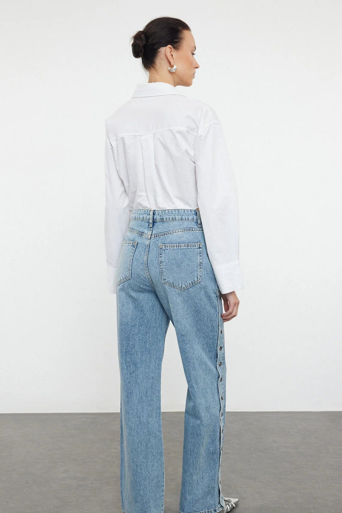 Jeans TWOAW25JE00028 - plava [djesi-src-bc1196242f34e2a0869a6bd78a46524f1a015b8bffa5f1ecb9d5049be1fcc7eb]