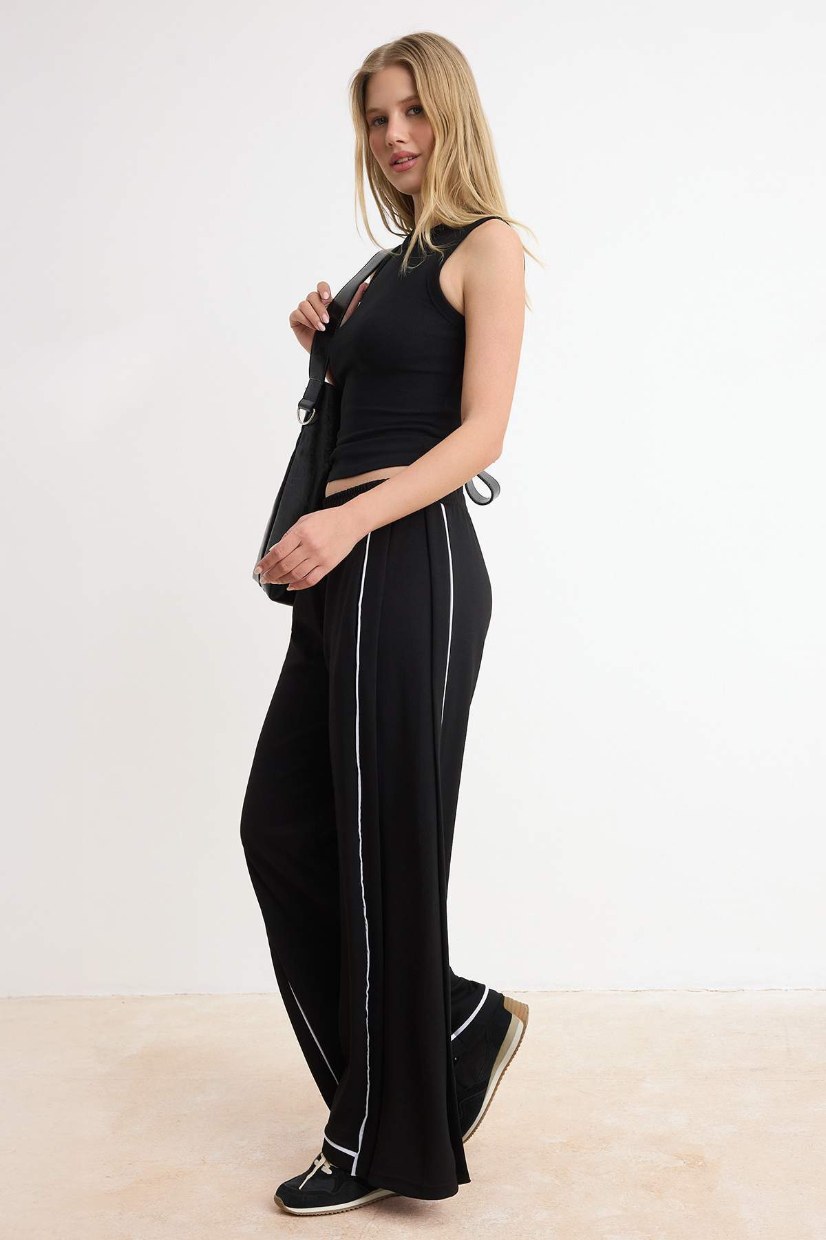 Pantalone TWOSS26PL00138 - crna [djesi-src-31300c2ebf3c6533182ed403fa639981ddc92bf97c687901b8e0635b7b4343ed]