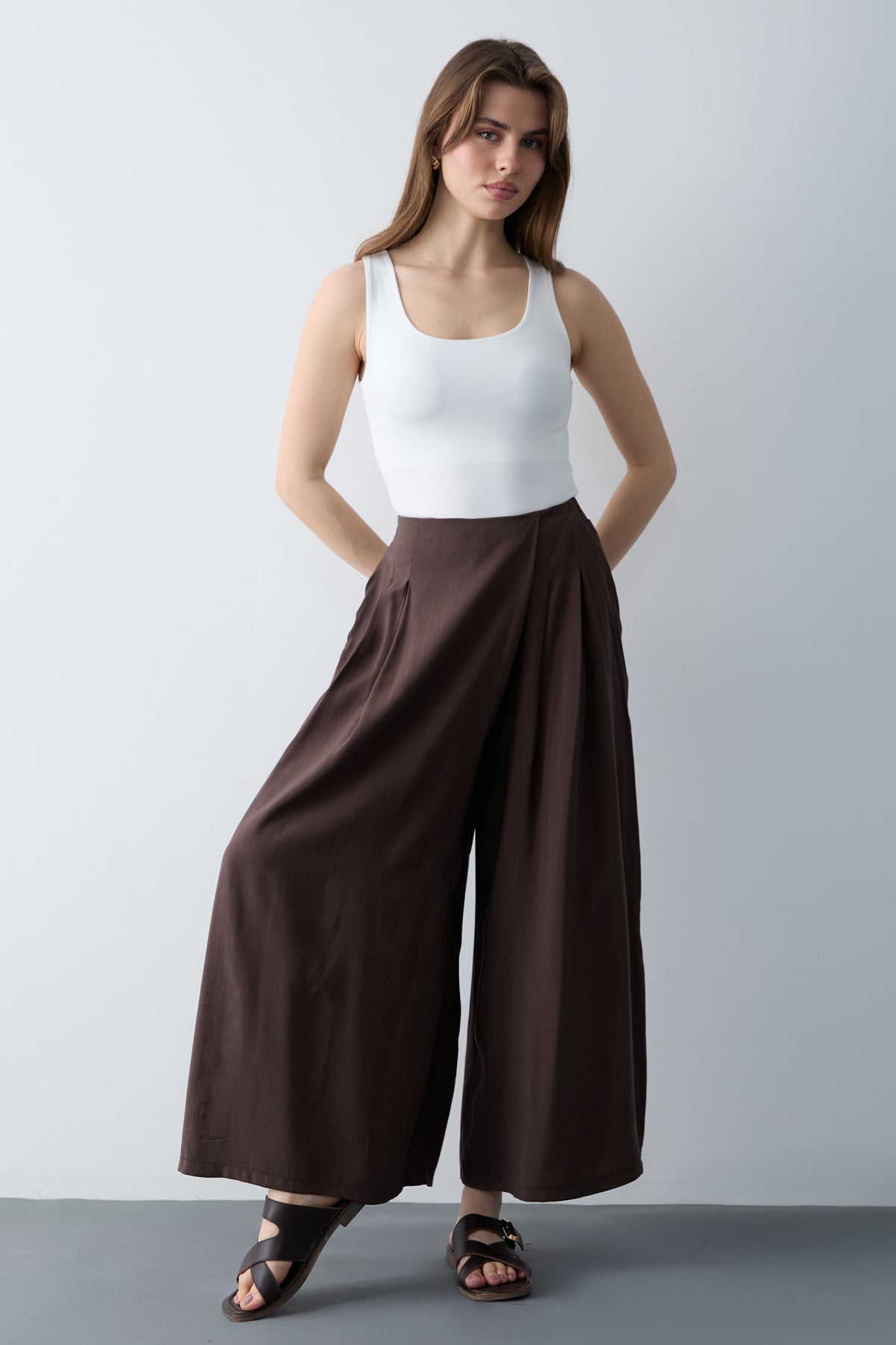 Pantalone TWOSS26PL00081 - braon [djesi-src-8d058178b7ee2db21162bef2850bf74b28fb09eb9177604cb9e111df0712818c]