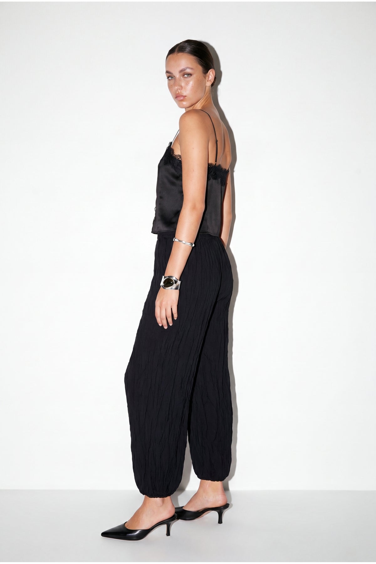 Pantalone TDRSS26PL00004 - crna [djesi-src-911a918ff5e3541963eab92e73448d263ba642883c064e6cc83a871510199a11]