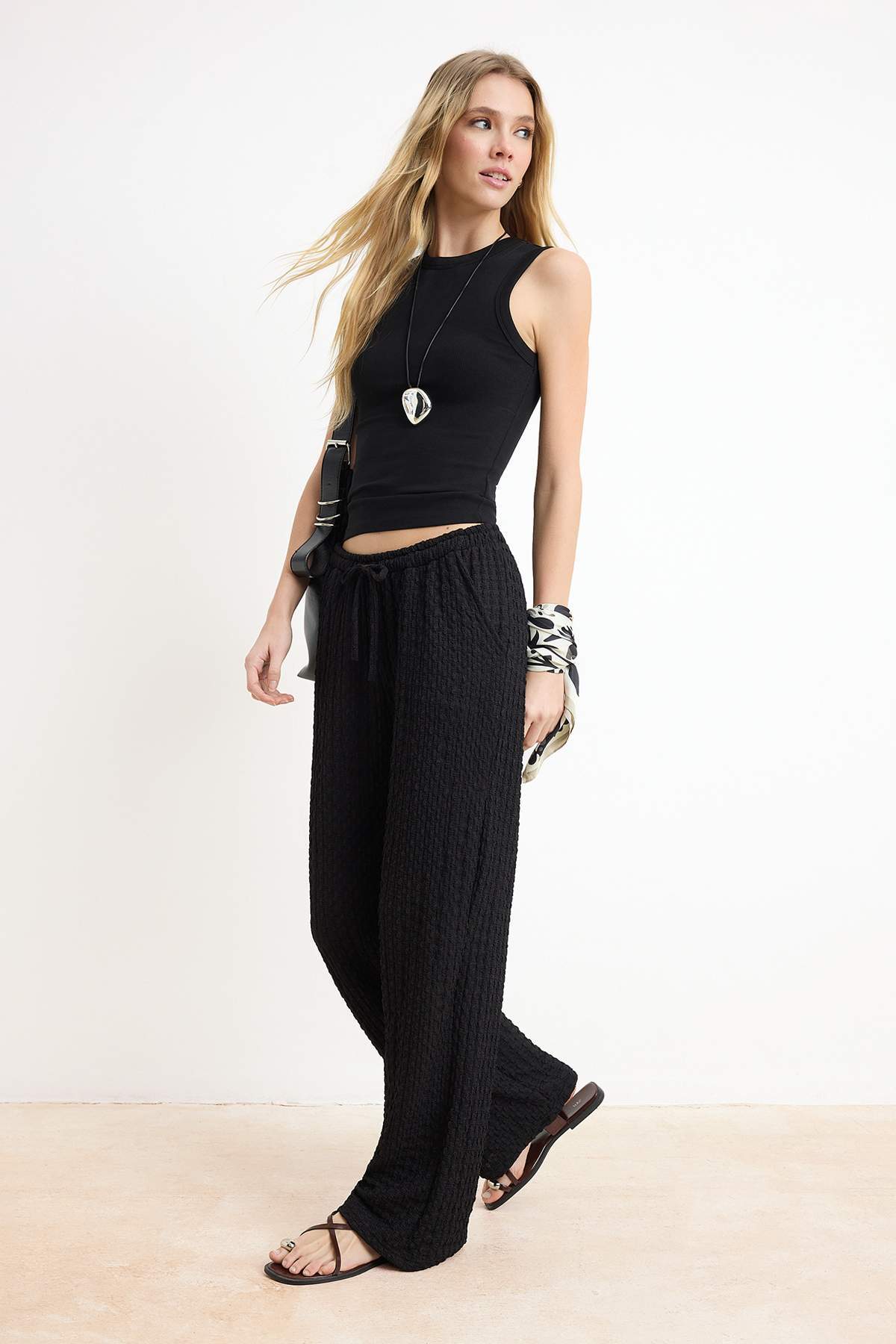 Pantalone TWOSS26PL00121 - crna [djesi-src-f3795398200332d7d3668513c29f5c625913aacd605e7b9c1e3375cbdb661c01]