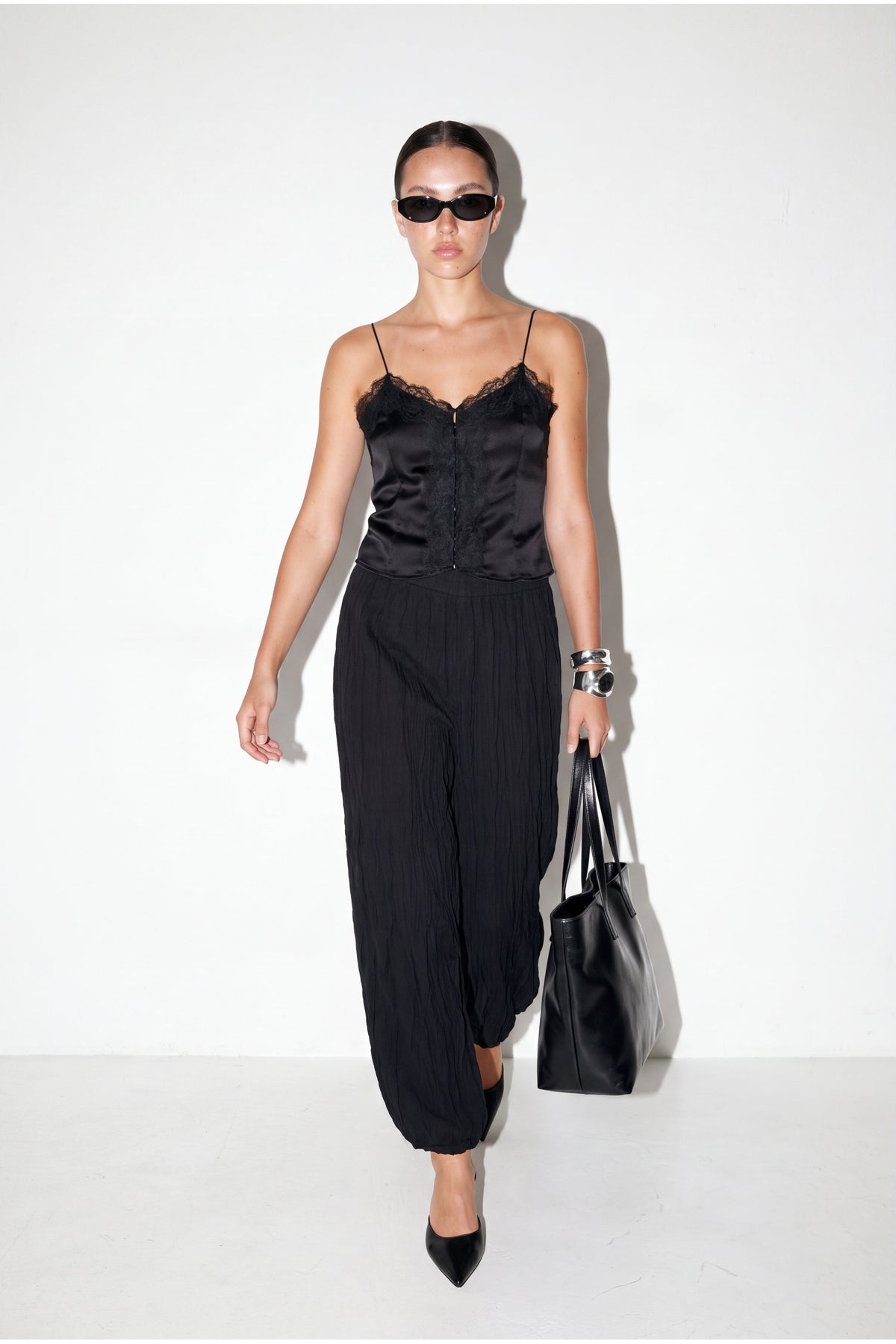 Pantalone TDRSS26PL00004 - crna [djesi-src-71550191b61c348b31d3f276ee07c560d11697c00d93f22df40de22d2346c3d5]