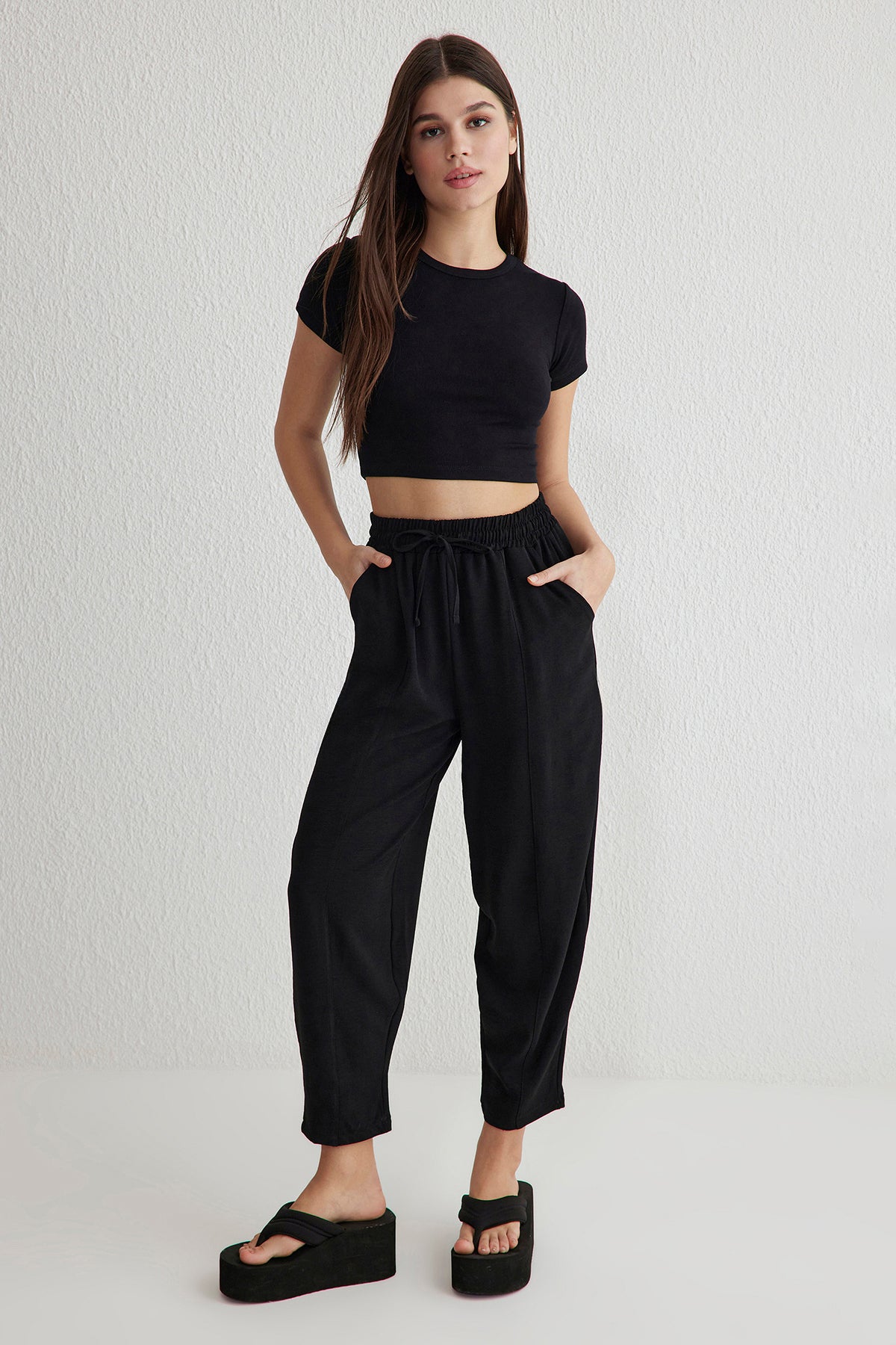 Pantalone TWOSS25PL00027 - crna [djesi-src-d438febb4f8d02856a815bace53e67e319811381b7e99fbc980f88a10a22eee4]