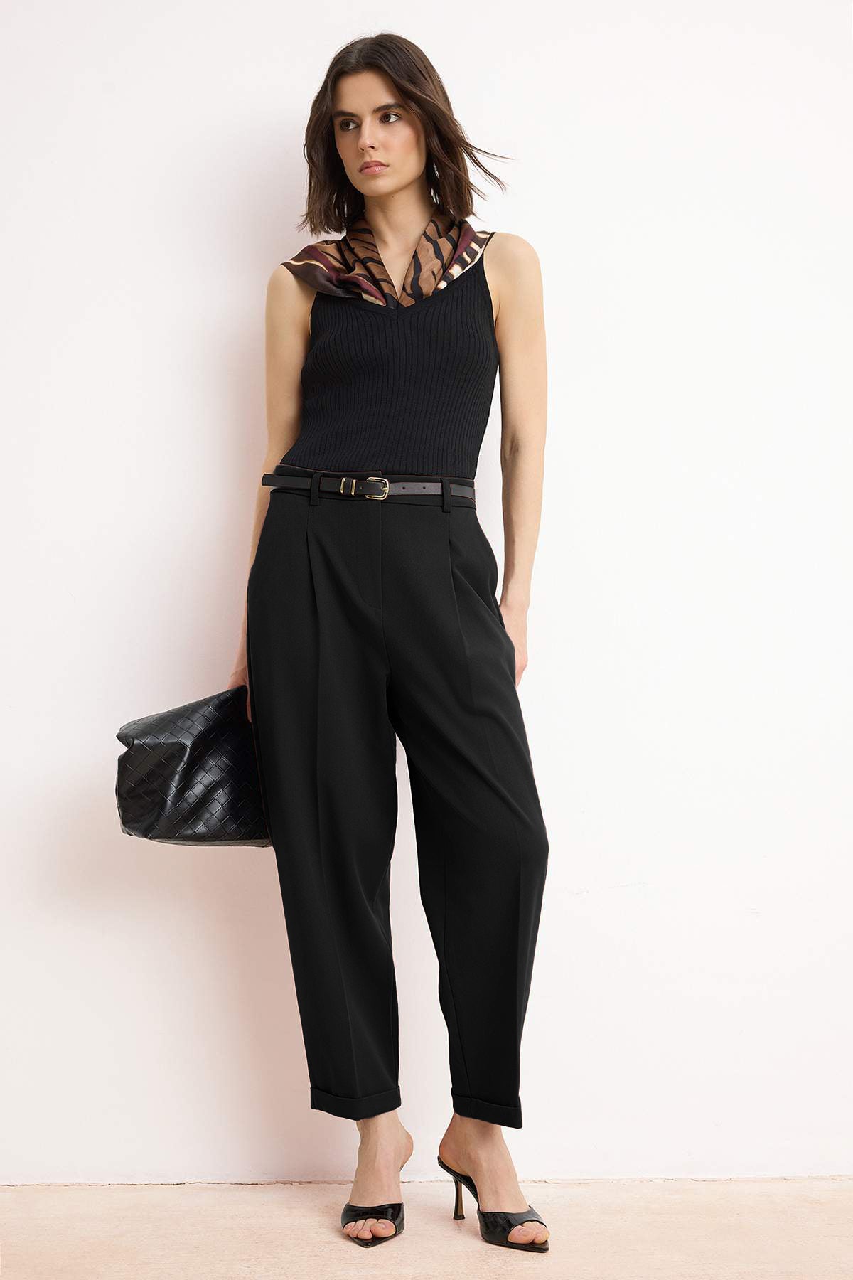 Pantalone TWOSS26PL00058 - crna [djesi-src-e8a30248b2c01cac4dc52f459d22d500ce0a6249e88cca00555c0f8e87634a09]