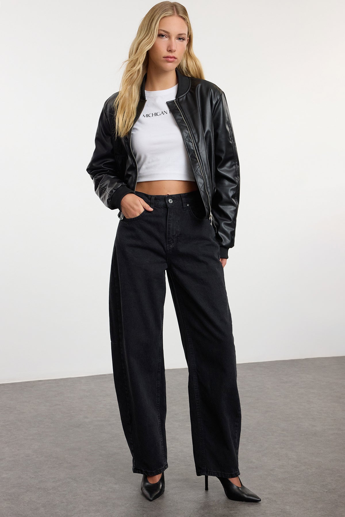 Farmerke TWOAW25JE00328 - crna