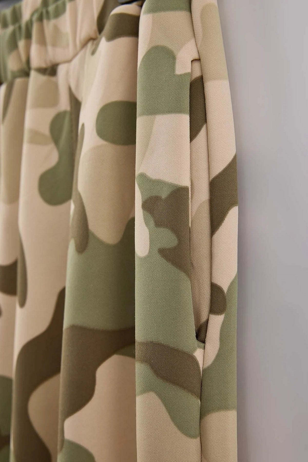 Donji dio trenerke TWOAW27EA00033 - khaki [djesi-src-58e7eb150bca4e17a2067c9a6d3a61425224ff9c6b3fa651b6d7d322362c615f]