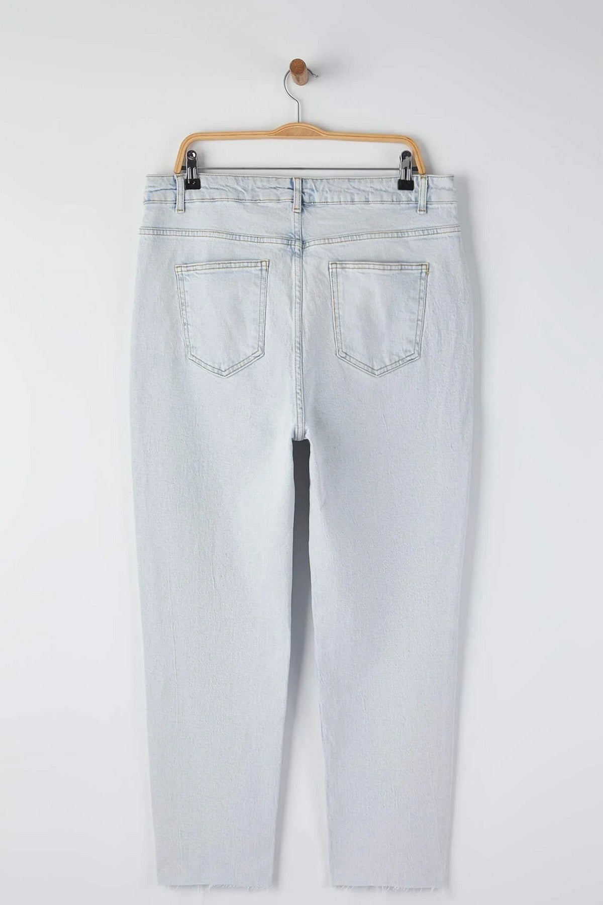 Jeans TBBAW24CJ00076 - plava [djesi-src-dd89b4f8a28e462116f8b04e09f557d5620834b0b50f54b3a929073cf37cab3e]