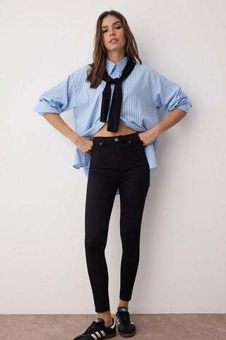 Jeans TWOAW24JE00264 - crna [djesi-src-711906ab4d68368d4d039f8fc4345c4a4659d7f6170bf933f9561a15a4b4bd7b]