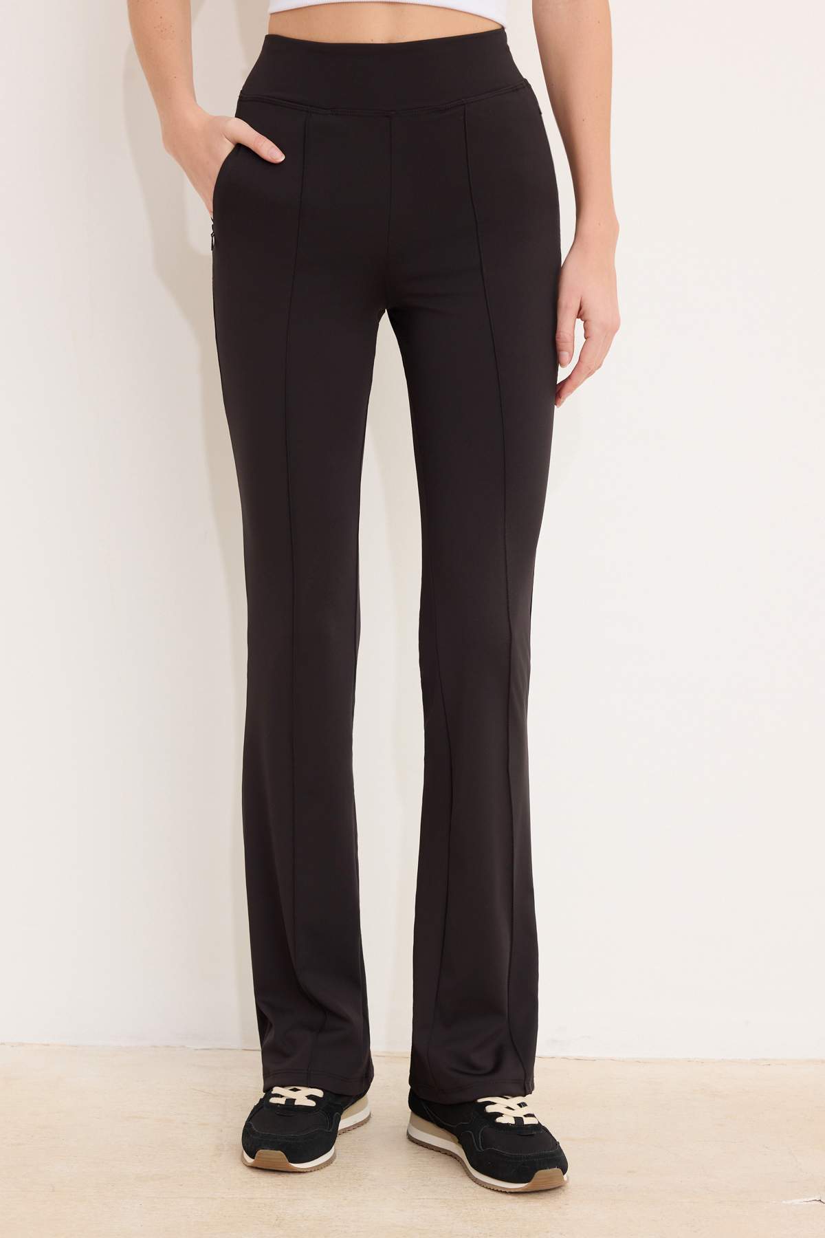 Pantalone TWOSS26PL00078 - crna [djesi-src-90d1345f7dc851525d5a66660d6dc710bcc606e6a1f8a23305f30341919b4aa0]