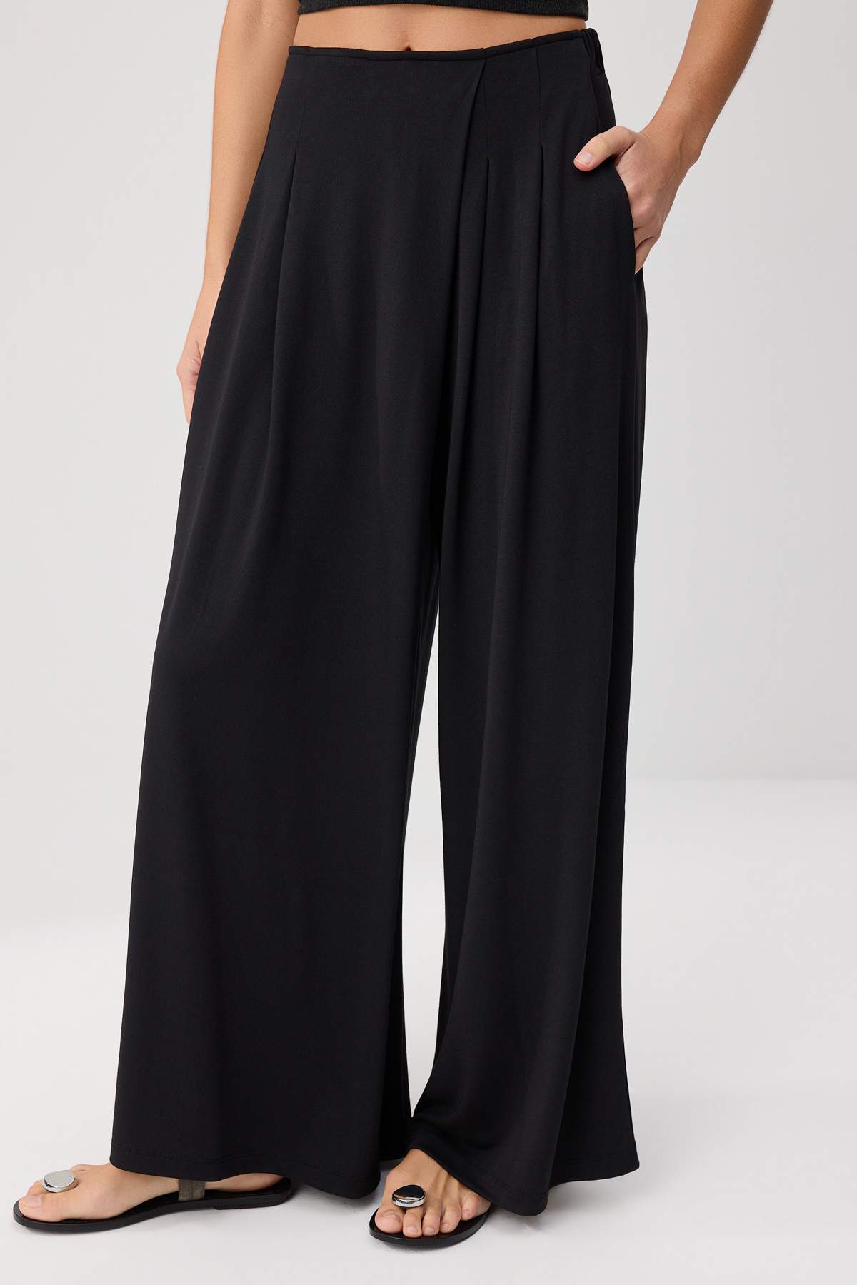 Pantalone TWOSS26PL00186 - crna [djesi-src-ab0a68597f954093e61d43caf8855f9635f7bae60f08114d0c7c863bd4836fcb]