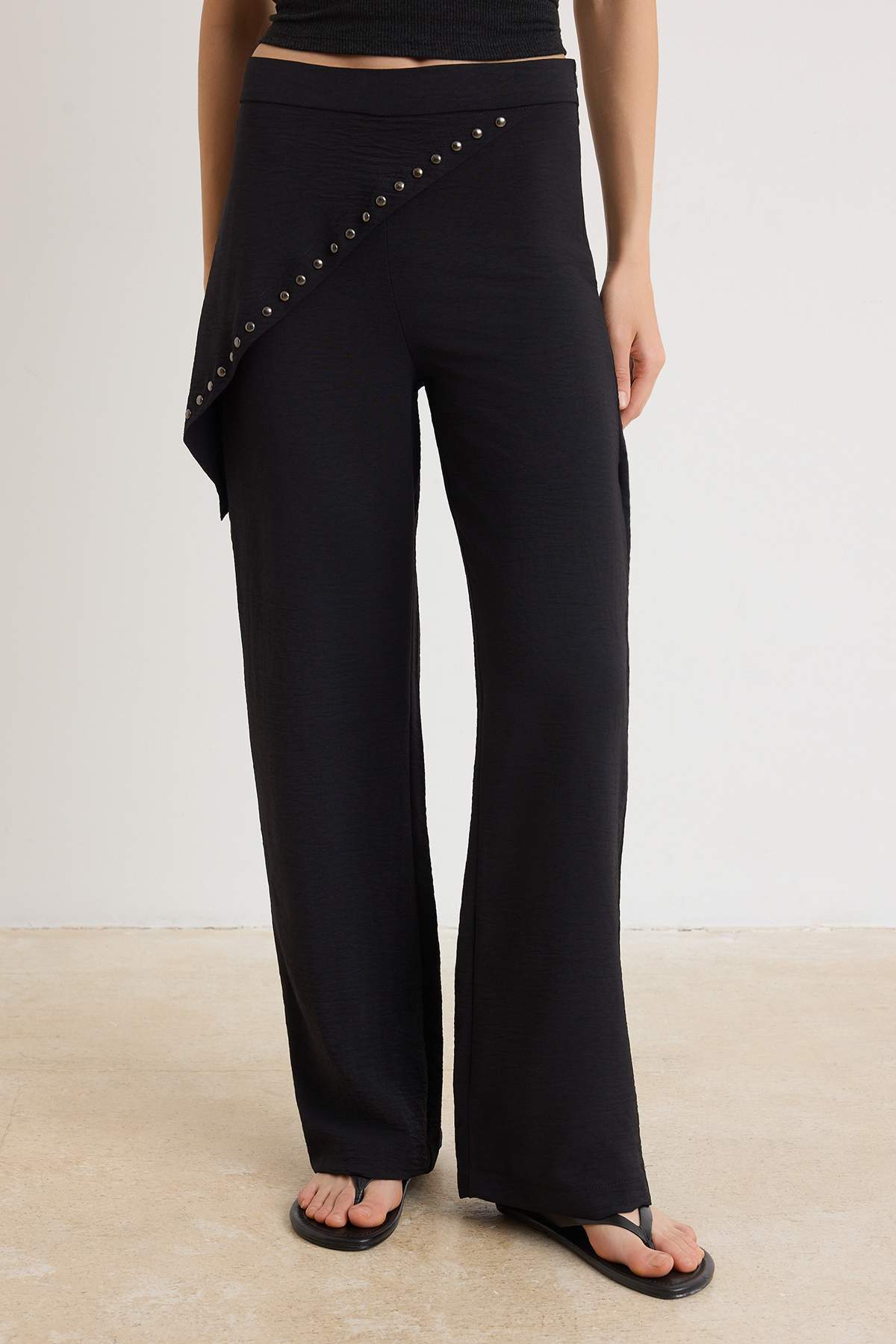 Pantalone TWOSS26PL00195 - crna [djesi-src-aa39ca8cea90682bf26391f078bf55d697626129ff163d0e0d25c567509cbb82]