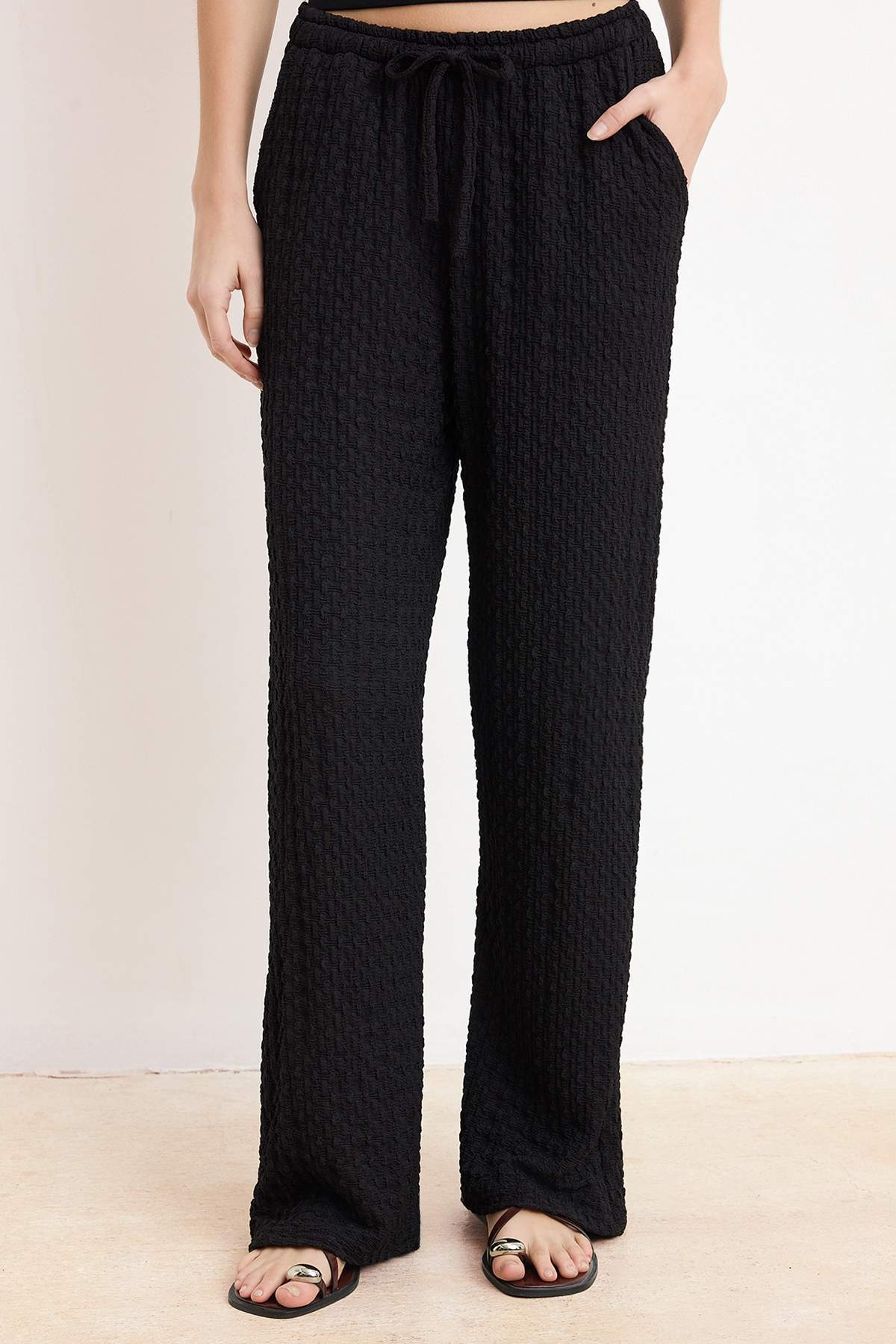 Pantalone TWOSS26PL00121 - crna [djesi-src-ed3d3737d768097bd2d9e21e4efbcc17028e7416193685e05d247e3e83758f48]