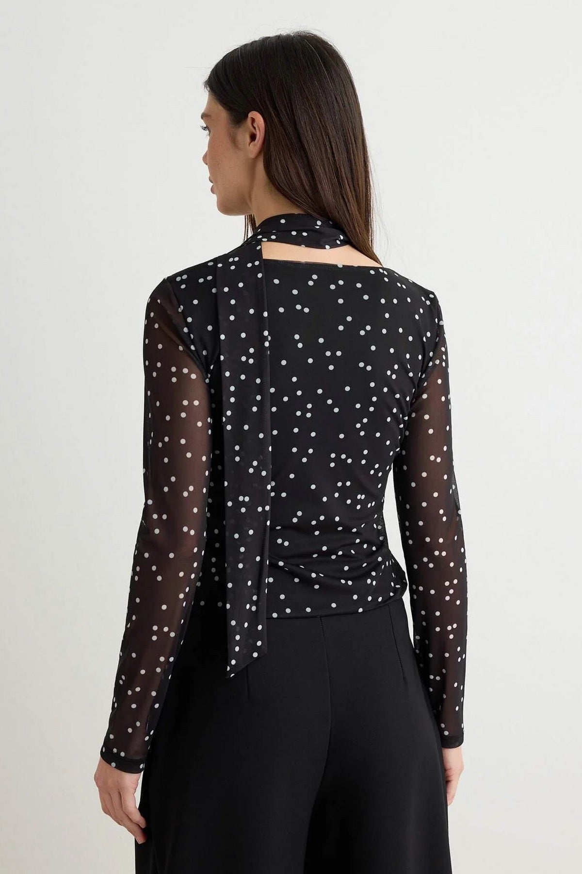 Bluza TWOAW27BZ00383 - crna [djesi-src-6606f854e2b2e0da43689d0e70b60d9b385dd8818f037511ad63f440dbca7aff]