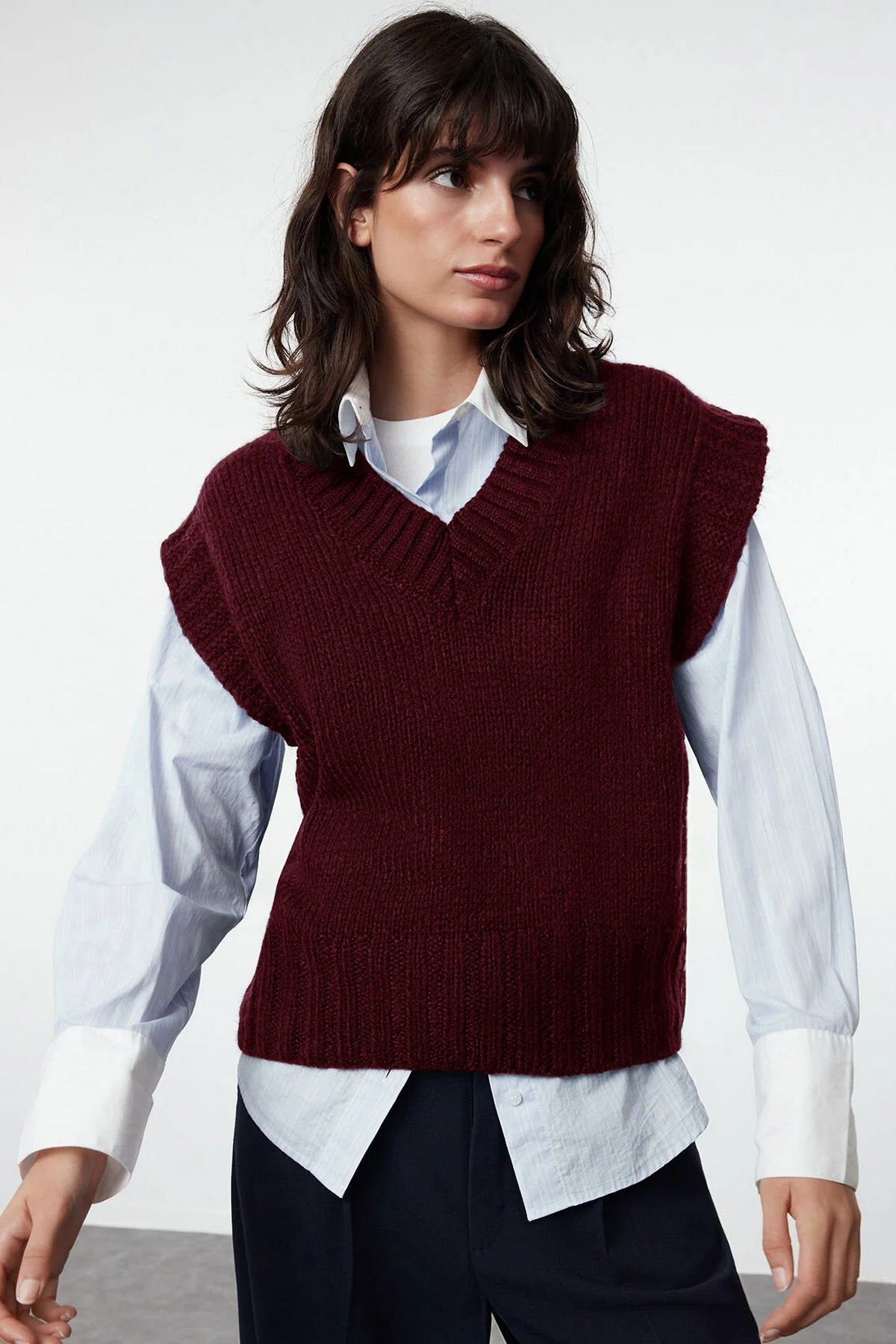 Pleteni prsluk TWOAW23SV00149 - bordo [djesi-src-a0540c326ae52e1cc16d5112f312bea266b4afeab303e2d94f4323f04b233947]