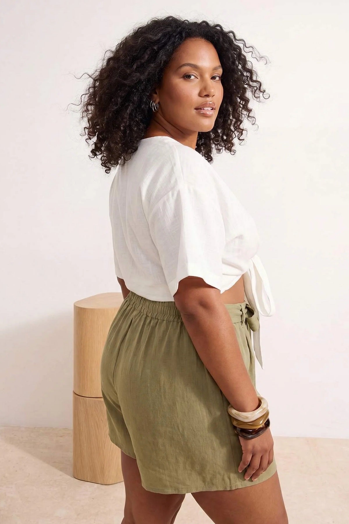 Šorts TBBSS26AP00005 - khaki [djesi-src-a012cc2ac4205c8f5c747ff6ac12cf3f1ff6bf49430d6e0dc4ef0a2effdfa235]