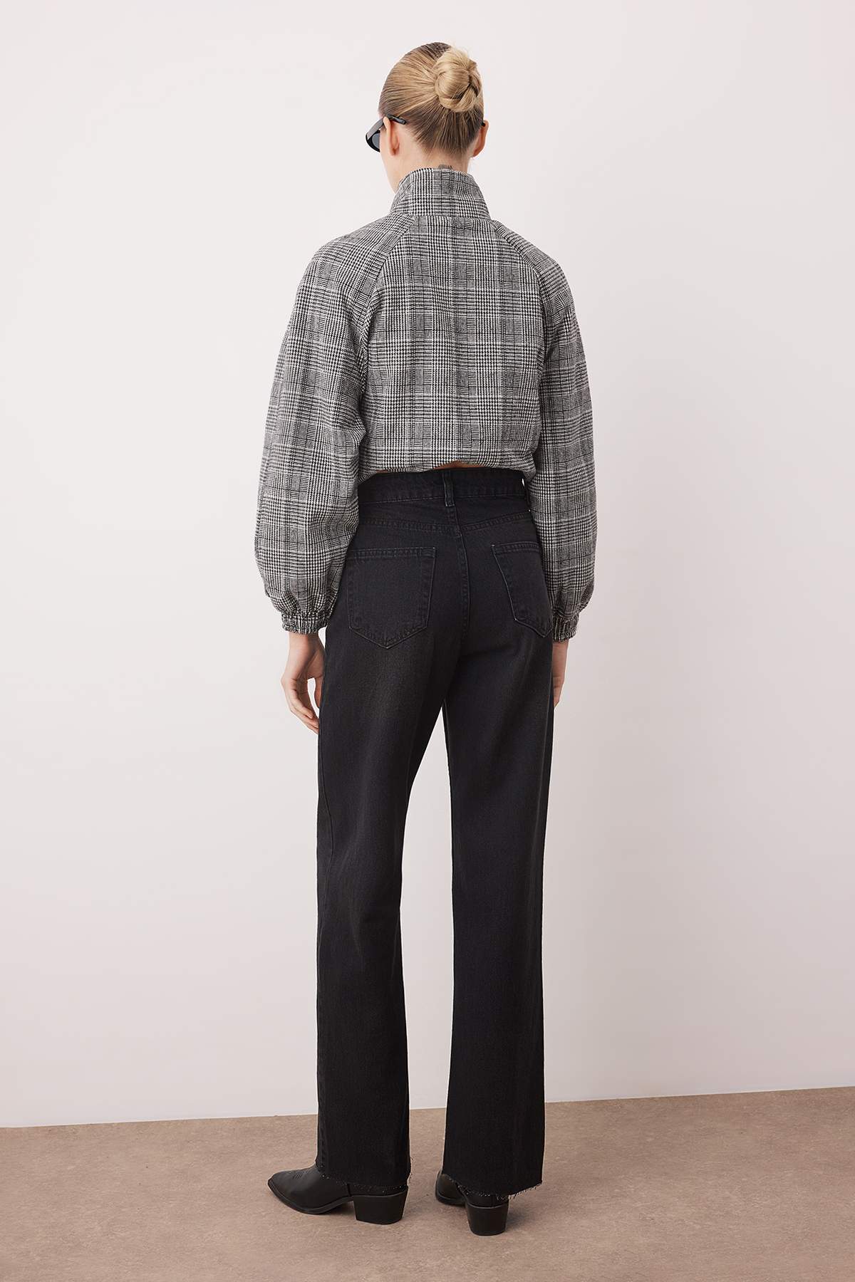 Farmerke TWOAW25JE00378 - crna