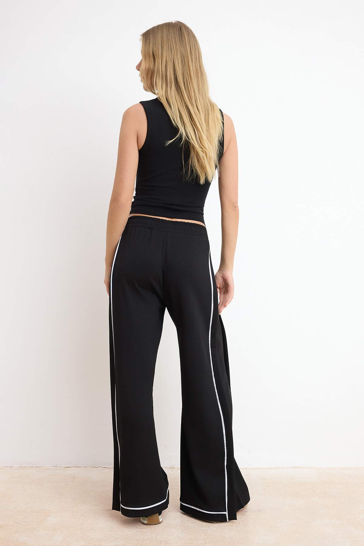 Pantalone TWOSS26PL00138 - crna [djesi-src-d61b2edb51b674387fa7a827a8eb5832a03b55ff0015481a0e56c11a417a6863]