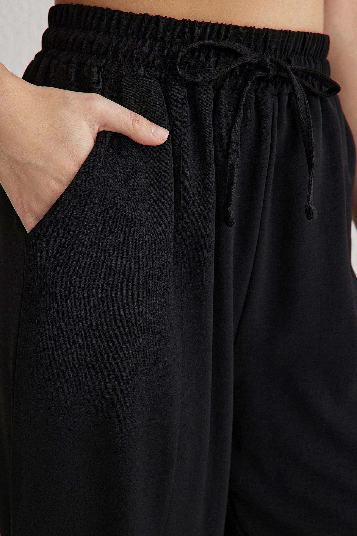 Pantalone TWOSS25PL00027 - crna [djesi-src-06847bd1bacd91c191fa62cefa2b570a6041c4ee20f3afc38616c7cdfe79dc73]