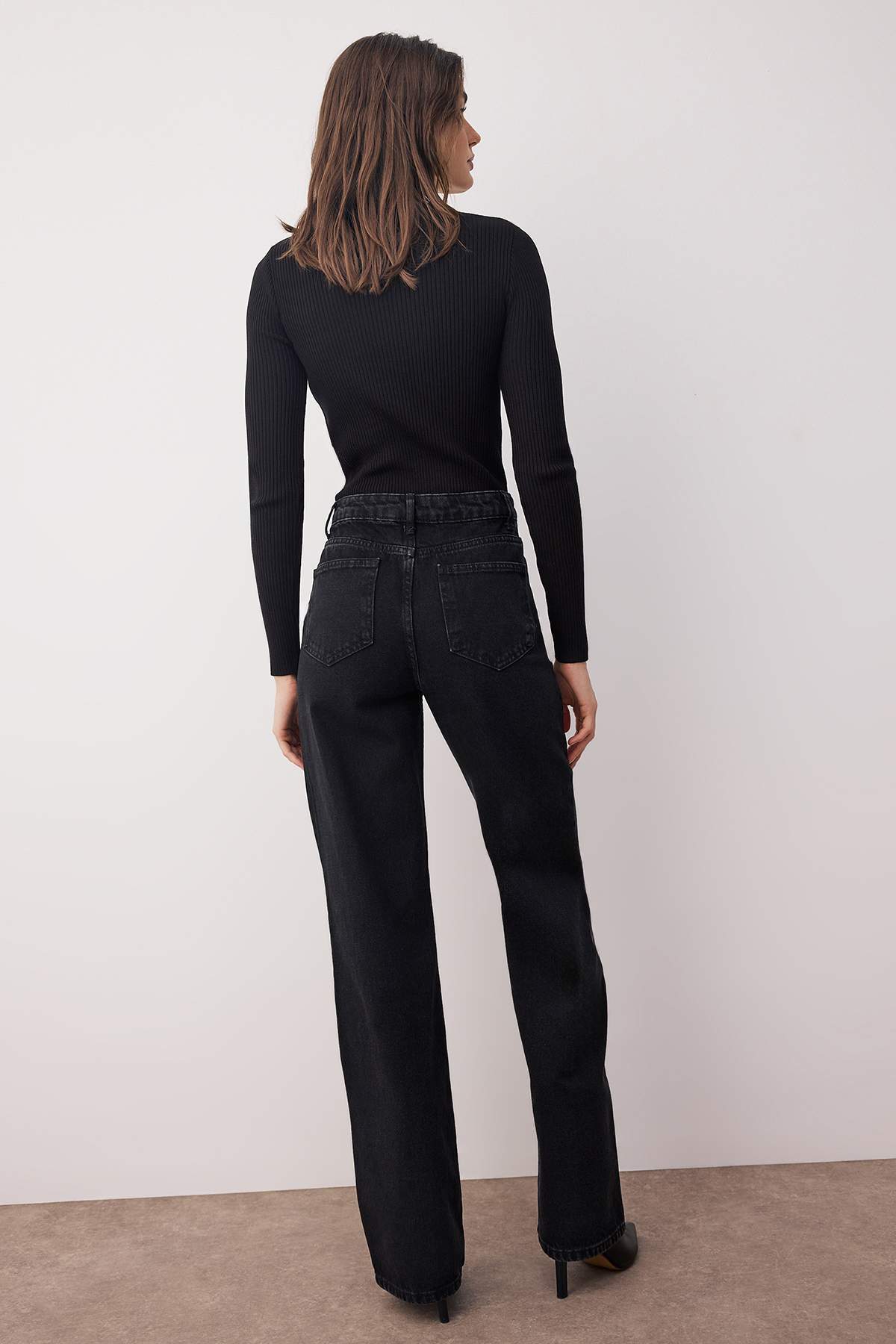 Farmerke TWOAW23JE00345 - crna