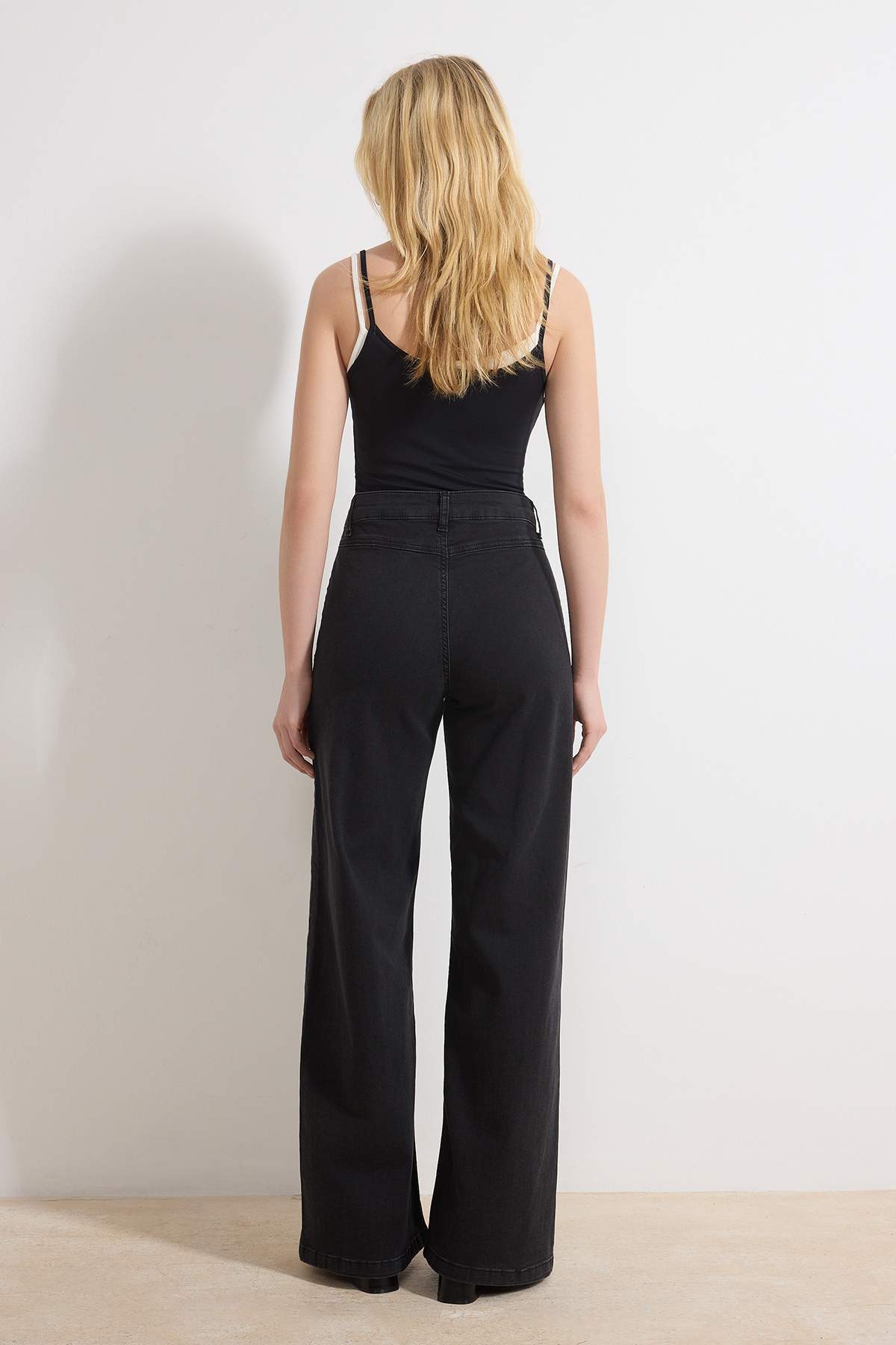 Farmerke TWOSS26JE00024 - crna