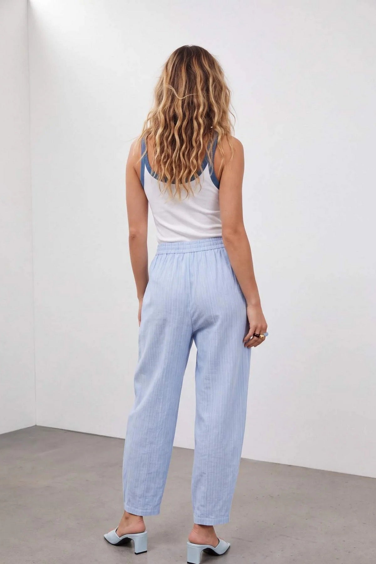 Pantalone TDRSS26PL00070 - plava [djesi-src-00d8f339c18e66baa5ca8fa78b99ac916b8961f5ff652ad15c424d0a4206fe8c]
