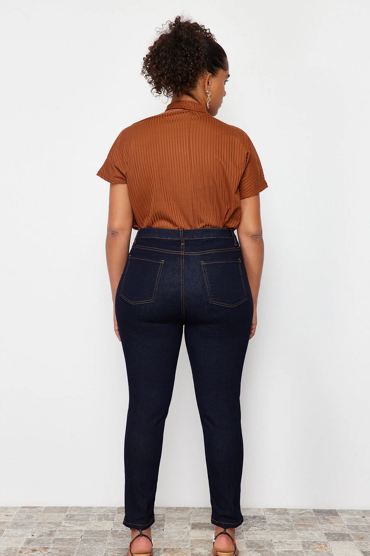 Jeans TBBSS24CJ00006 - plava [djesi-src-fa7a2a0c61ff254ed407cf6862bed7df96e54153d755b75ecbdc7c55779e6bf9]