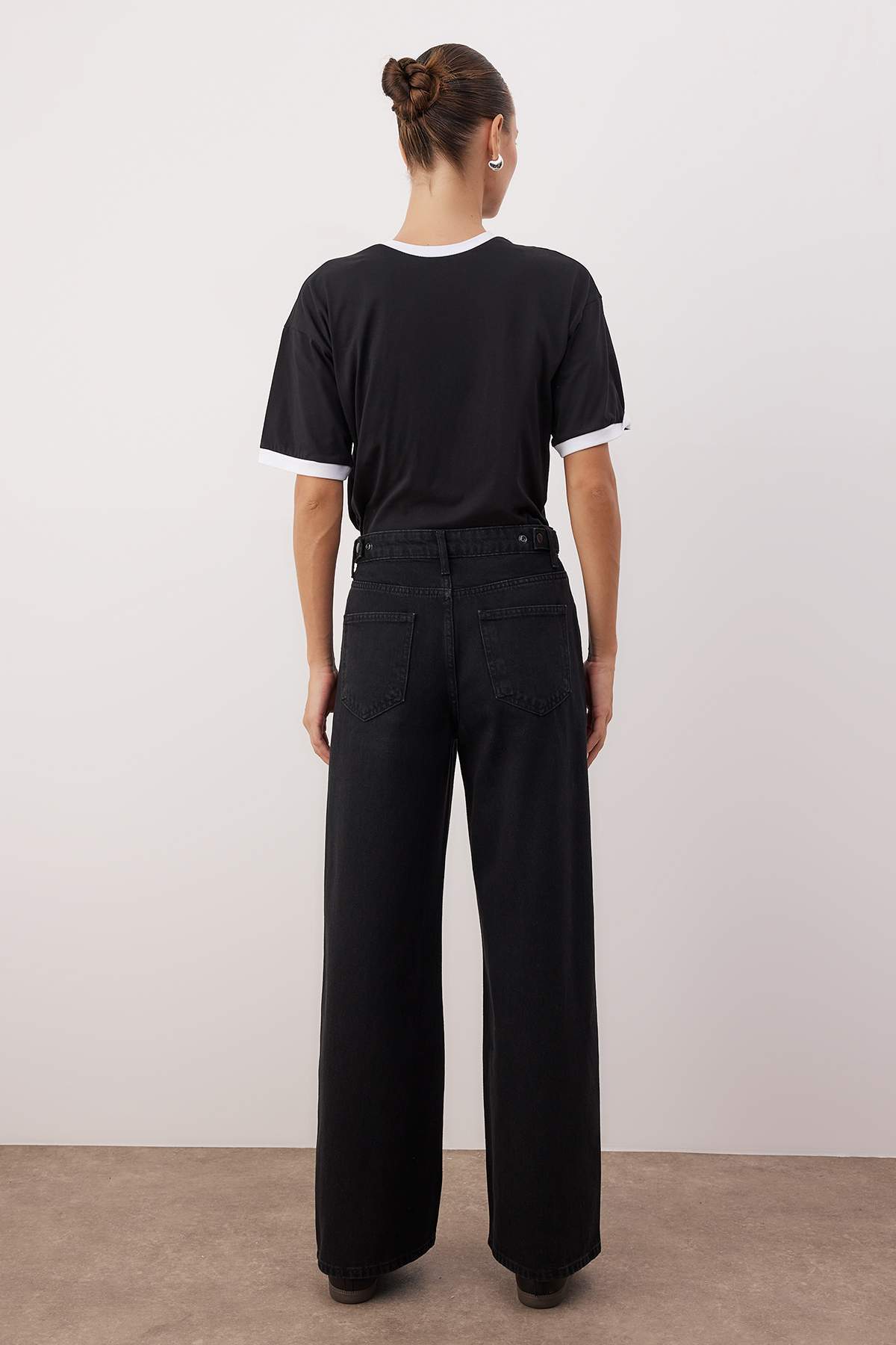 Farmerke TWOAW26JE00265 - crna