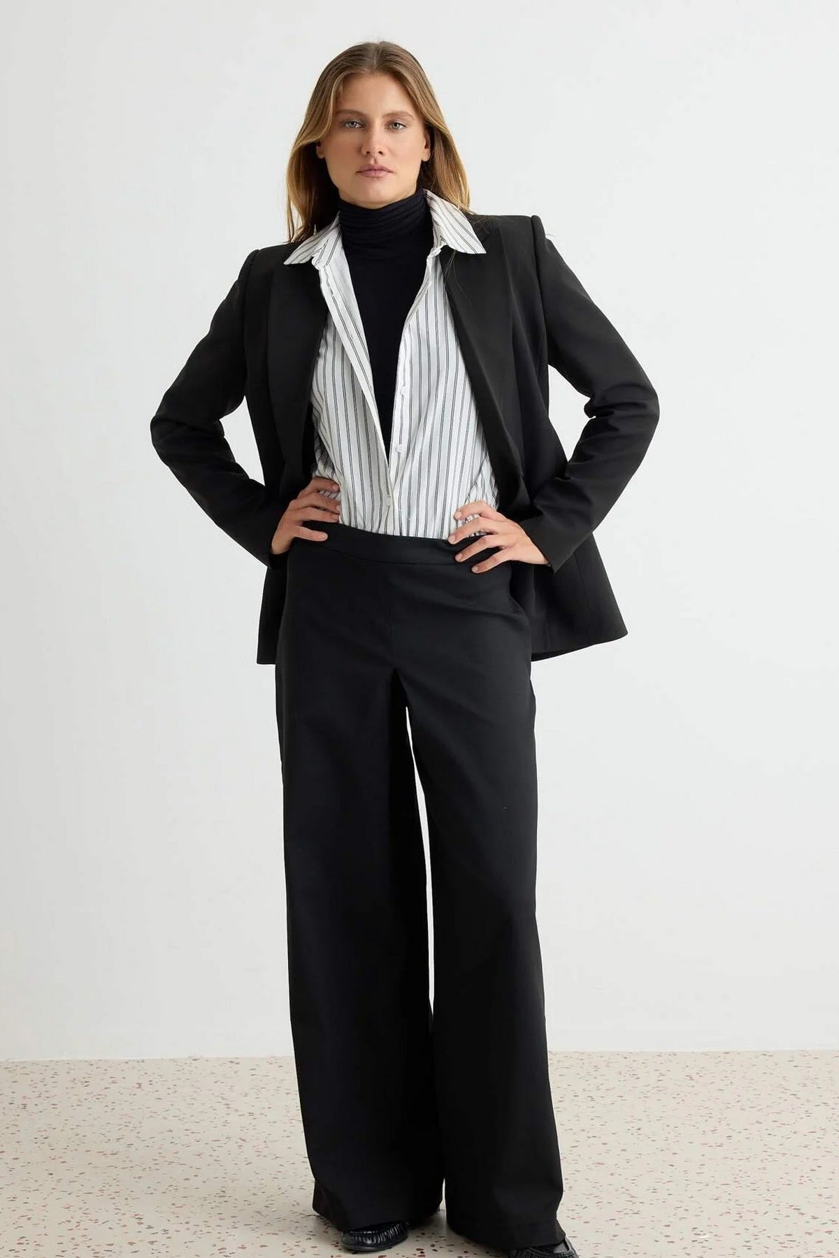 Pantalone TWOAW27PL00089 - crna [djesi-src-2a4a64d48d92bb9f05b7d7ff85cb7a74b1d795143d8479276625675f2cb7278e]