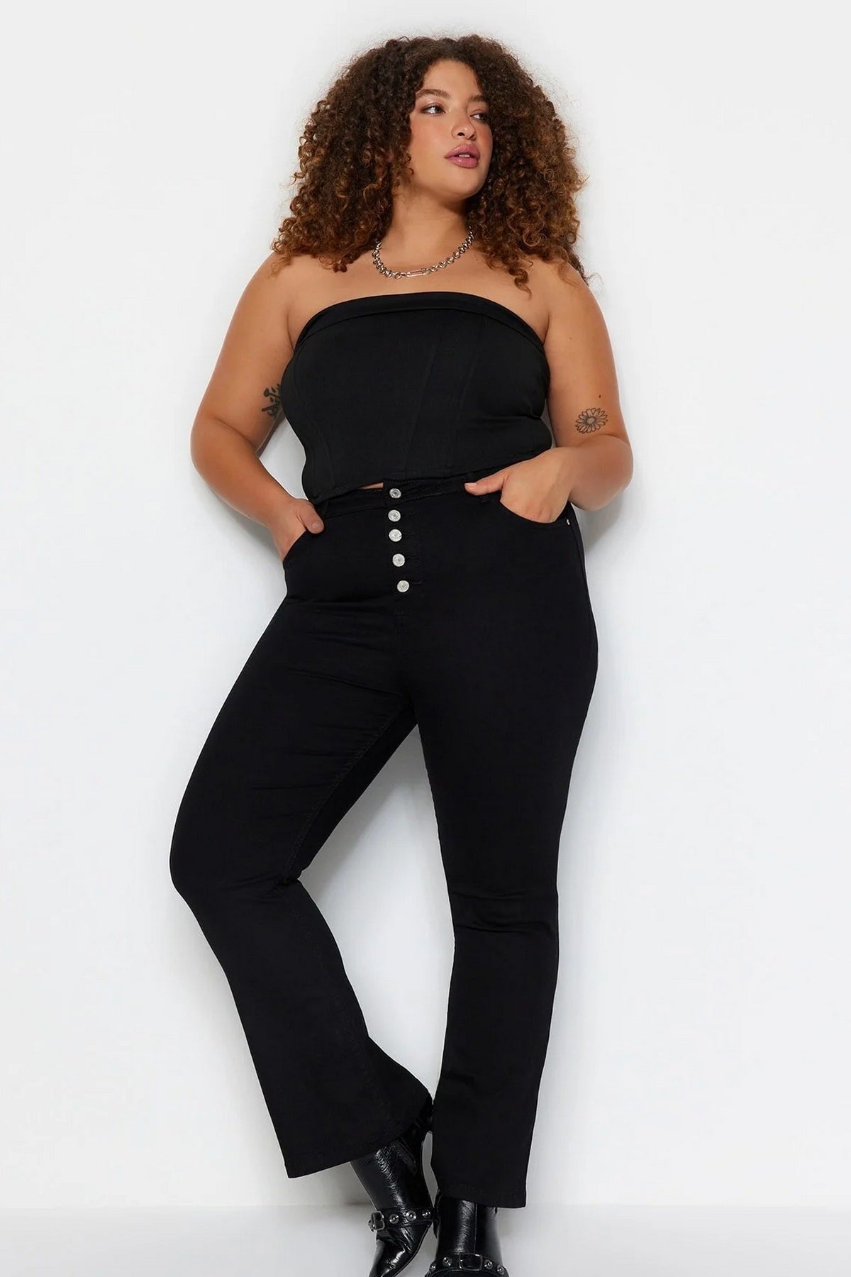 Jeans TBBAW24CJ00001 - crna [djesi-src-11cd526ce24d68e4564deb97617755b48999284814df70fa126c9b7dc94ce4c5]