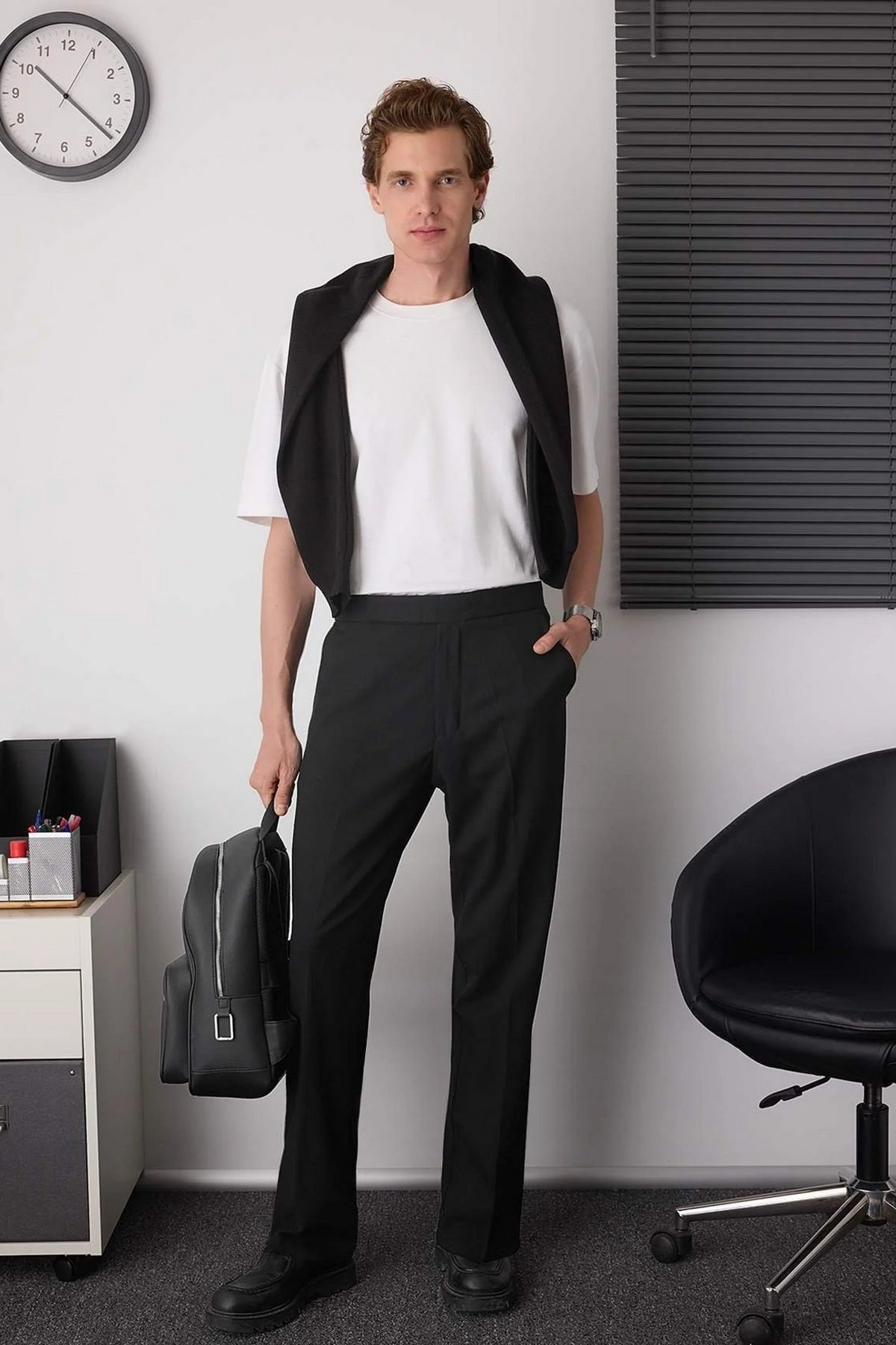 Pantalone TMNAW26PL00016 - crna [djesi-src-efe30a3aaebfa5fa814bab99dde2a74fa3396df0ecf20ab463fba5dc84892bb3]