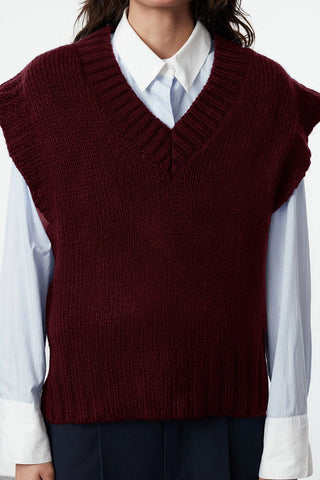 Pleteni prsluk TWOAW23SV00149 - bordo [djesi-src-e8a26f1525c9d512272344e5766d3c7552095553a83de70bb75bc9105e70c38f]