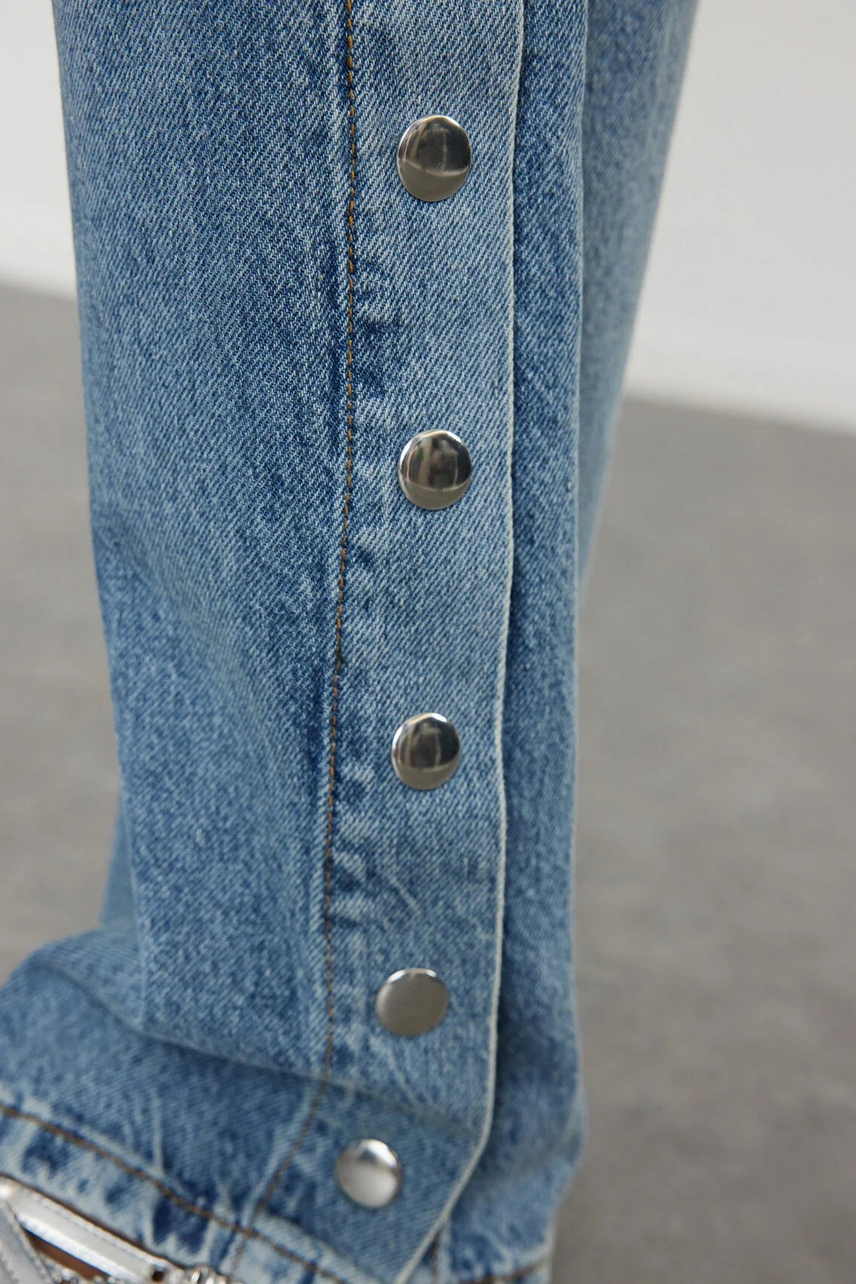 Jeans TWOAW25JE00028 - plava [djesi-src-3b4503f3f66fde559dbc77b7d061220b72f447dab865bfb897c65991752bfb6a]