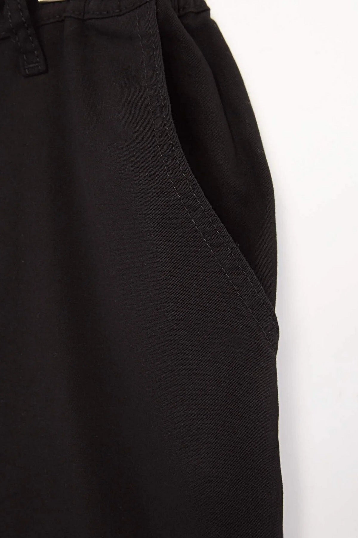 Pantalone TMNSS26AR00007 - crna [djesi-src-6123513629e61703716f24a3ef74113458ff592b016b2c749e7fed389fb0a750]