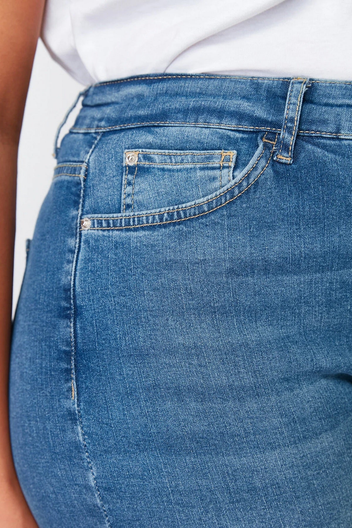 Jeans TBBSS24CJ00027 - plava [djesi-src-8ad6b53d3f9eff4e79bdd61be605bc62ee0e664c7f5445cb1cdacbfa79658c36]