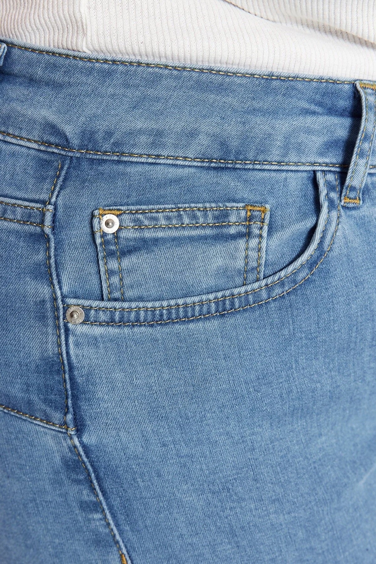 Jeans TBBSS23CJ00020 - plava [djesi-src-457d069f9661addc23001b6b402f88664f8a6d06b455214aab7438046e4a1a7d]