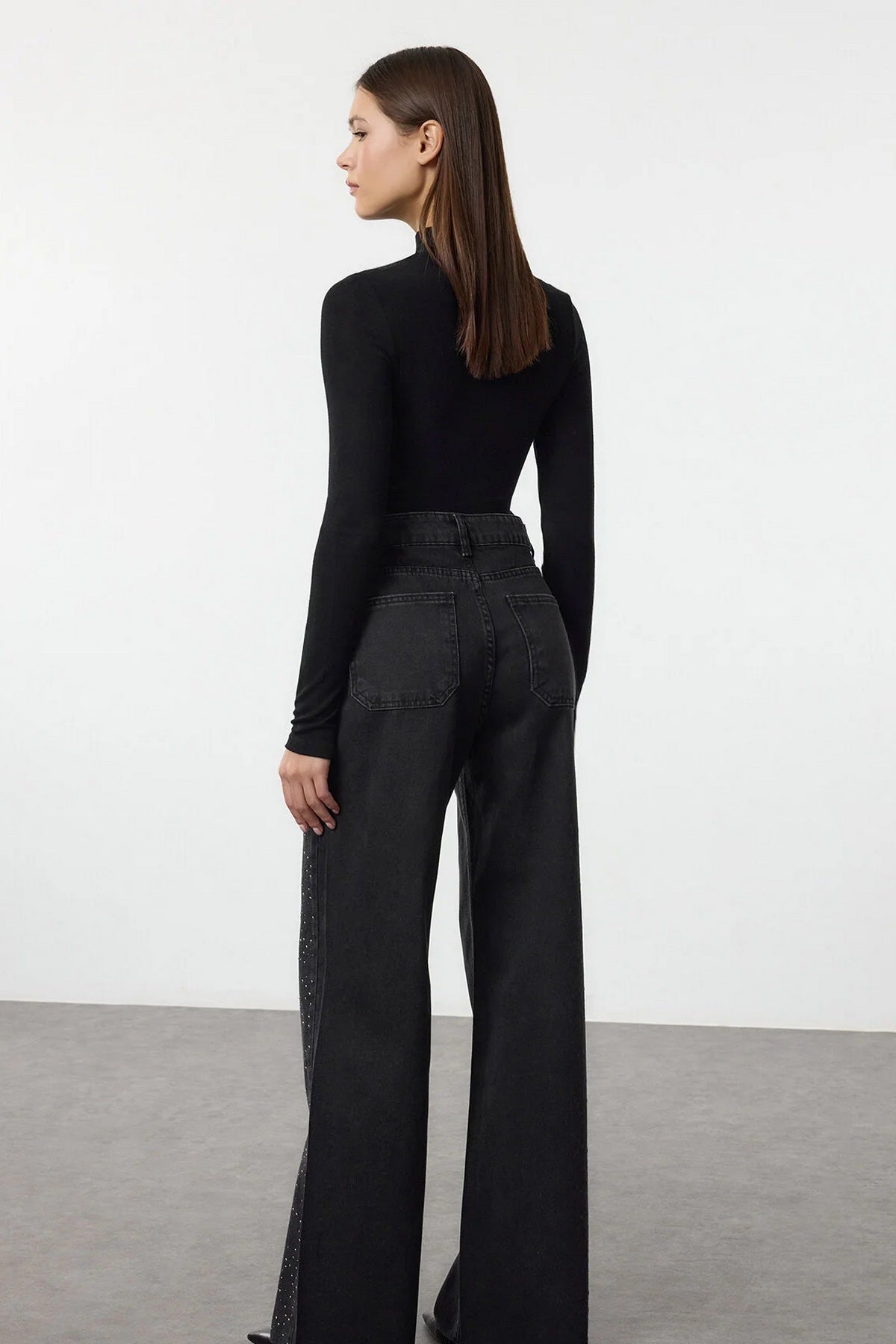 Jeans TWOAW25JE00379 - crna [djesi-src-f9a18b0b86a2fe4f0d125ac094f3aaffae27357cd6337d89bbbdff0222f28fd3]