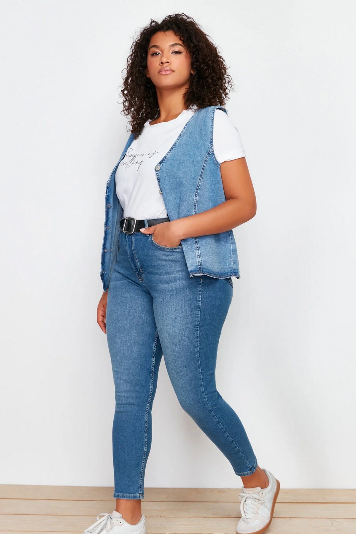 Jeans TBBSS24CJ00027 - plava [djesi-src-98b34fe781ca1c64148c28648fde4a0a92290e4ab04c90efeabe699b82edb53f]
