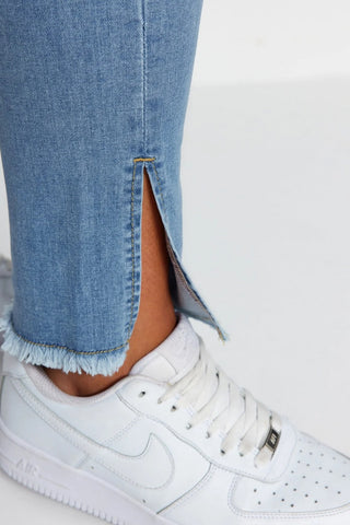 Jeans TBBSS23CJ00020 - plava [djesi-src-ac9067fba4924c677b1daad26d5037e53d185c2ade78d2d5127160b76b4023c8]
