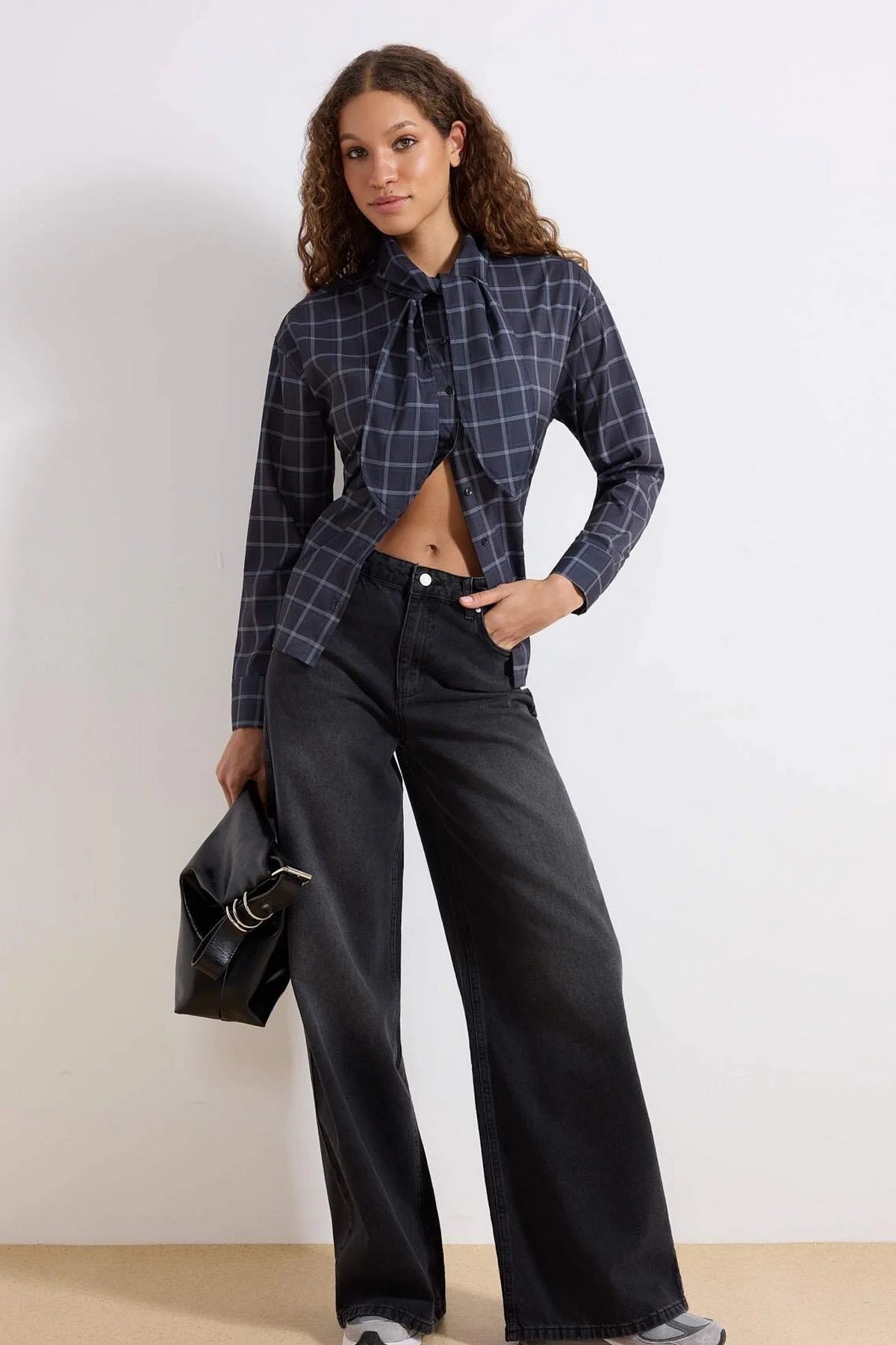 Jeans TWOAW25JE00083 - crna [djesi-src-f1140c71ad6dd1eb80fcbaf02ff16696f5defe55247eb3f96c1fce00fa4eba73]